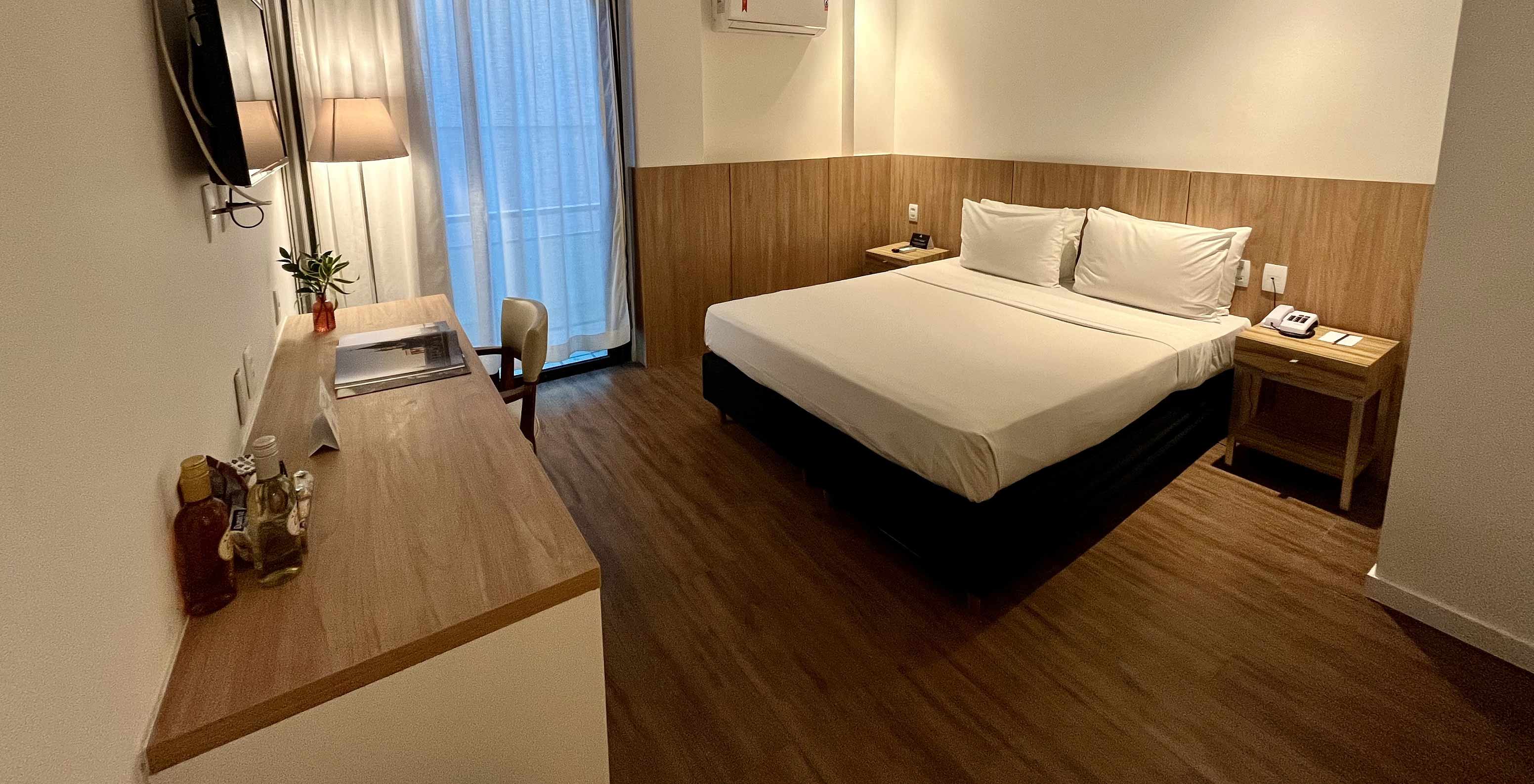 O Quarto Semi Adaptado do Pestana Rio Atlântica é um quarto moderno com cama de casal, secretária e cadeira