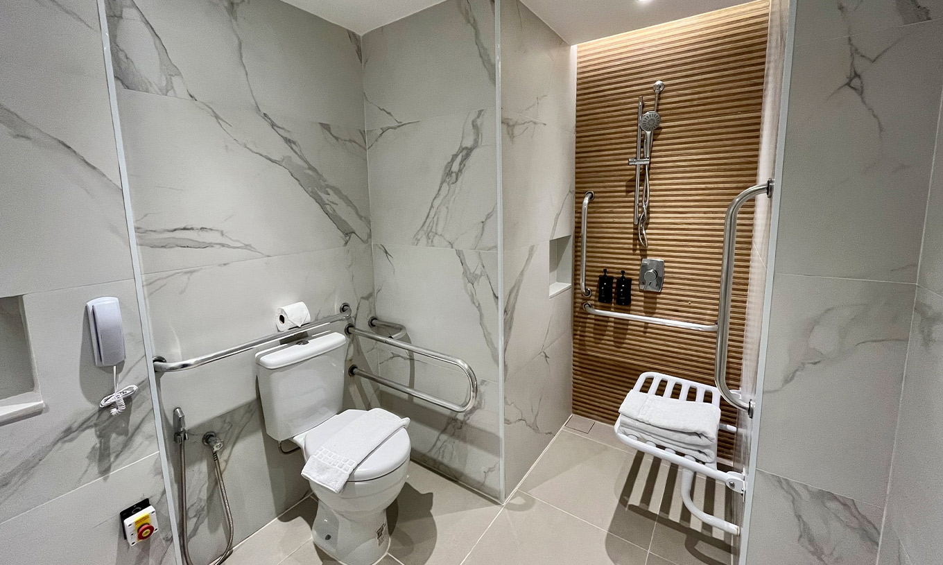 O Quarto Semi Adaptado do Pestana Rio Atlântica tem uma casa de banho acessível com sanita, duche e barras de apoio