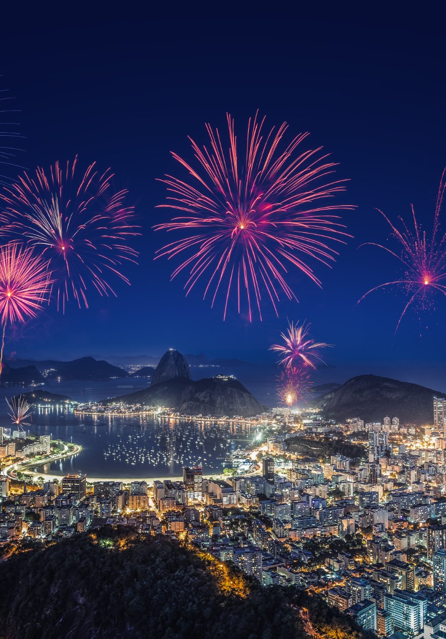 Fogo de artifício no Réveillon do Rio de Janeiro com vista sobre a Baía de Guanabara e o Pão de Açúcar