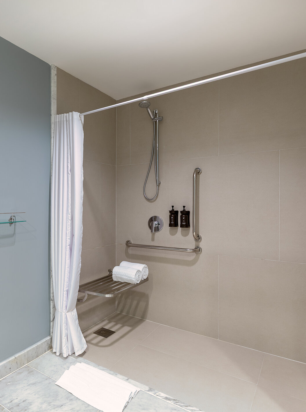 Casa de banho do quarto Standard Adaptado do Pestana São Paulo, com duche acessível e barras de apoio