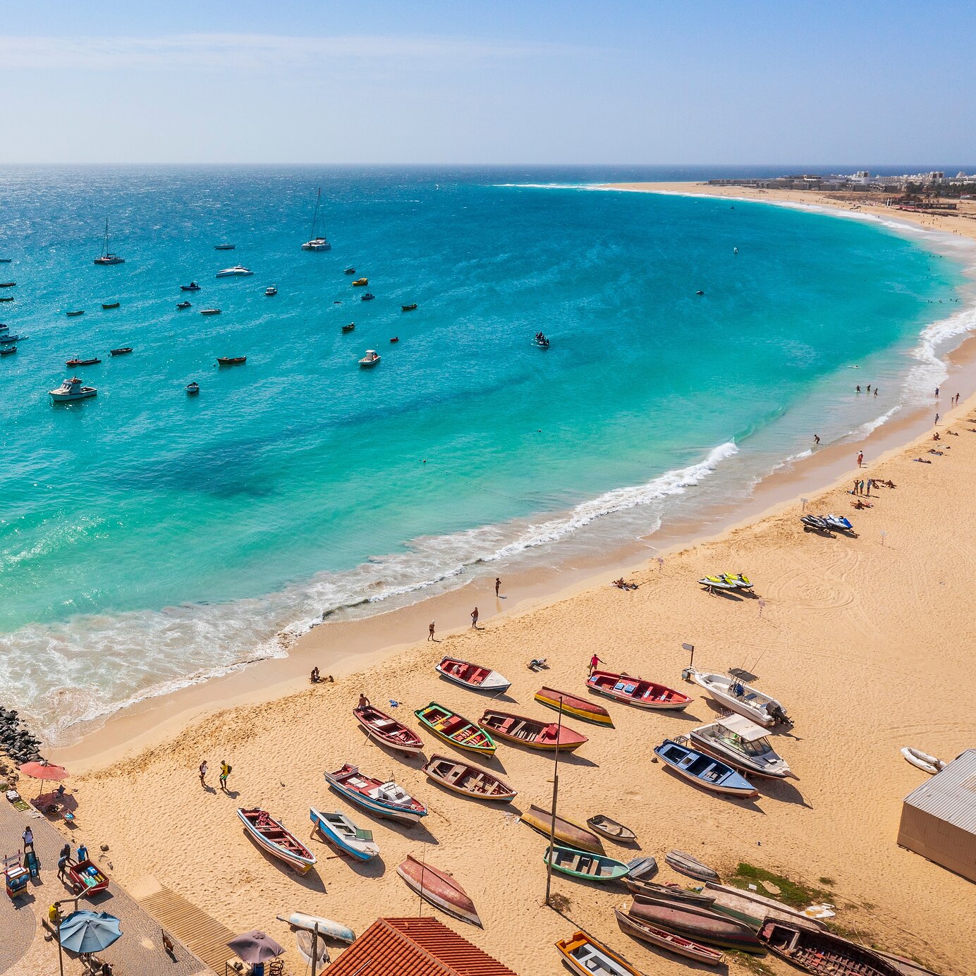 Praia de Santa Maria, Cabo Verde Fique num hotel Pestana e relaxe na praia de Santa Maria em Cabo Verde, com as suas águas cristalinas e areia dourada