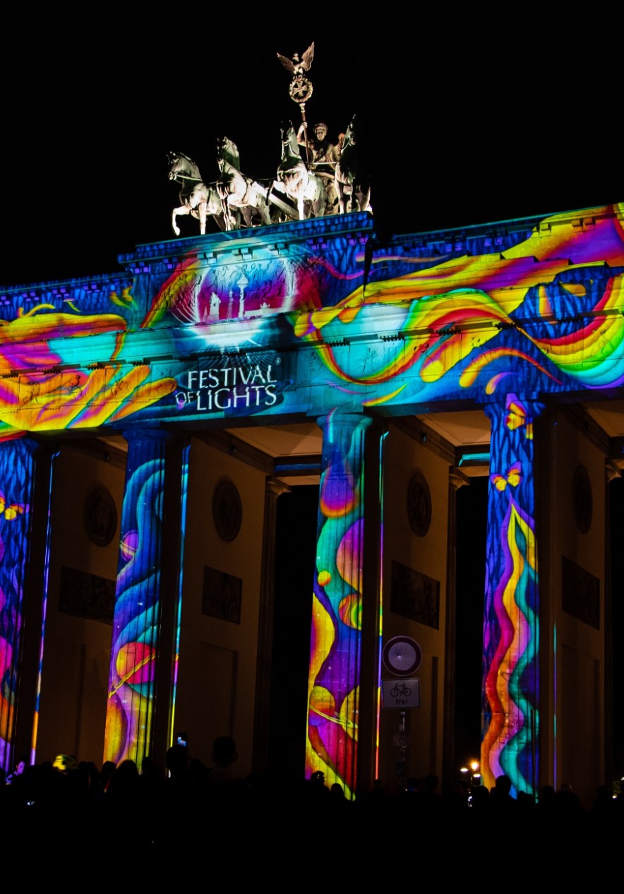 Festival of Lights em Berlim com projeções multicoloridas a iluminar o Portão de Brandemburgo durante a noite