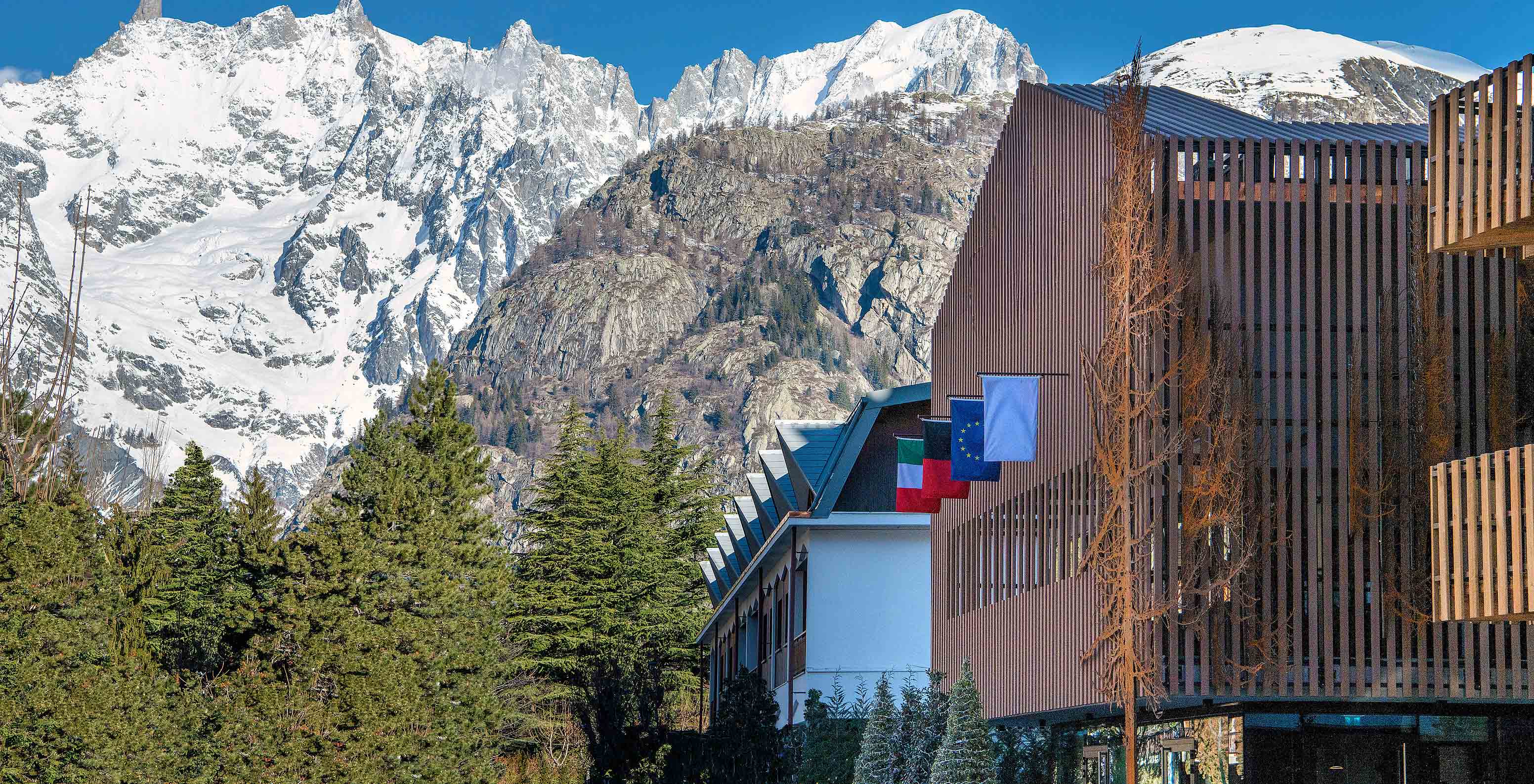 Fachada do Le Massif Courmayeur, Hotel nos Alpes Italianos em Courmayeur para fazer ski, com montanhas nevadas ao fundo