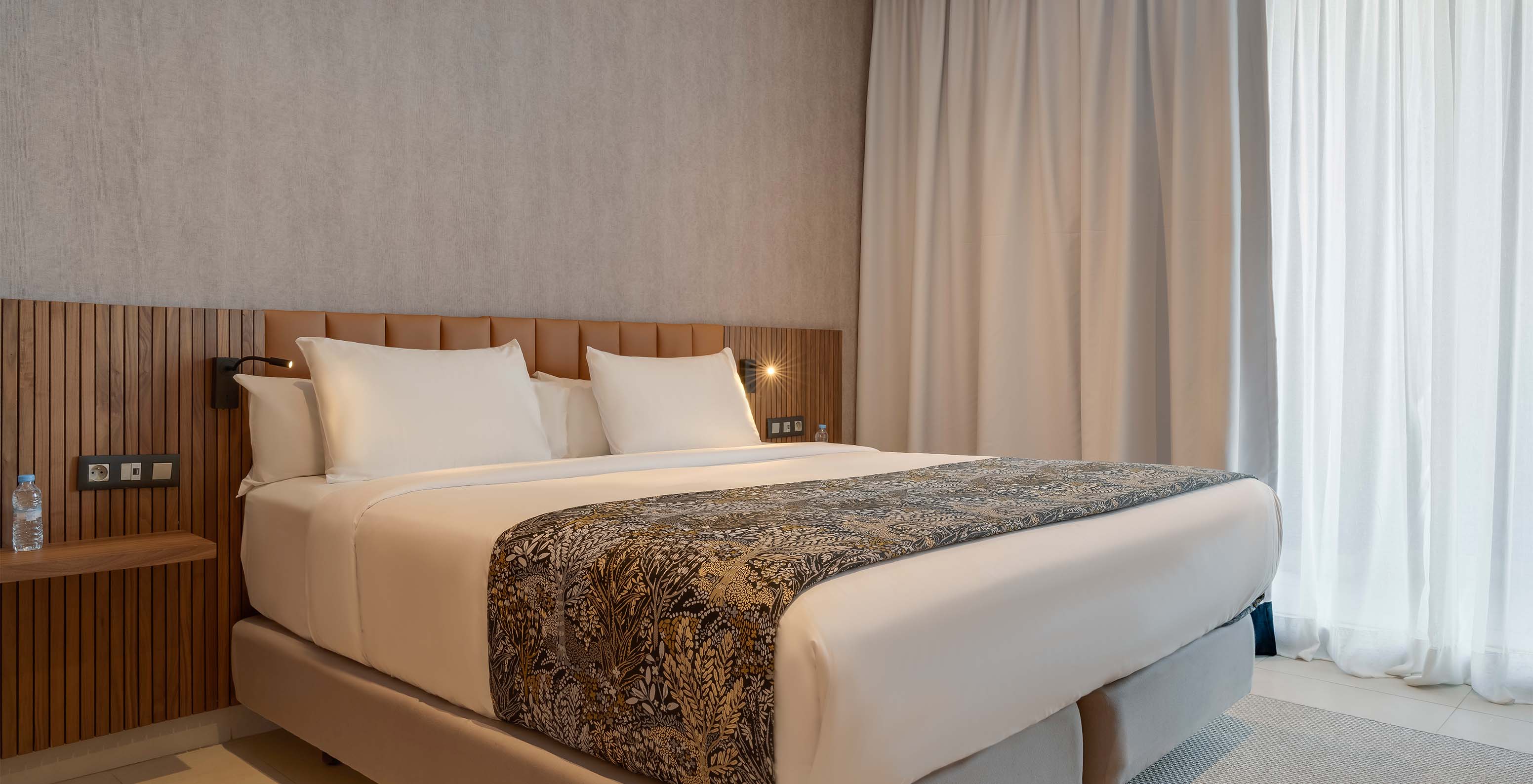 Pestana Casablanca Hotel 4 Estrelas em Casablanca, Marrocos com quarto luminoso e cama junto a cortinas