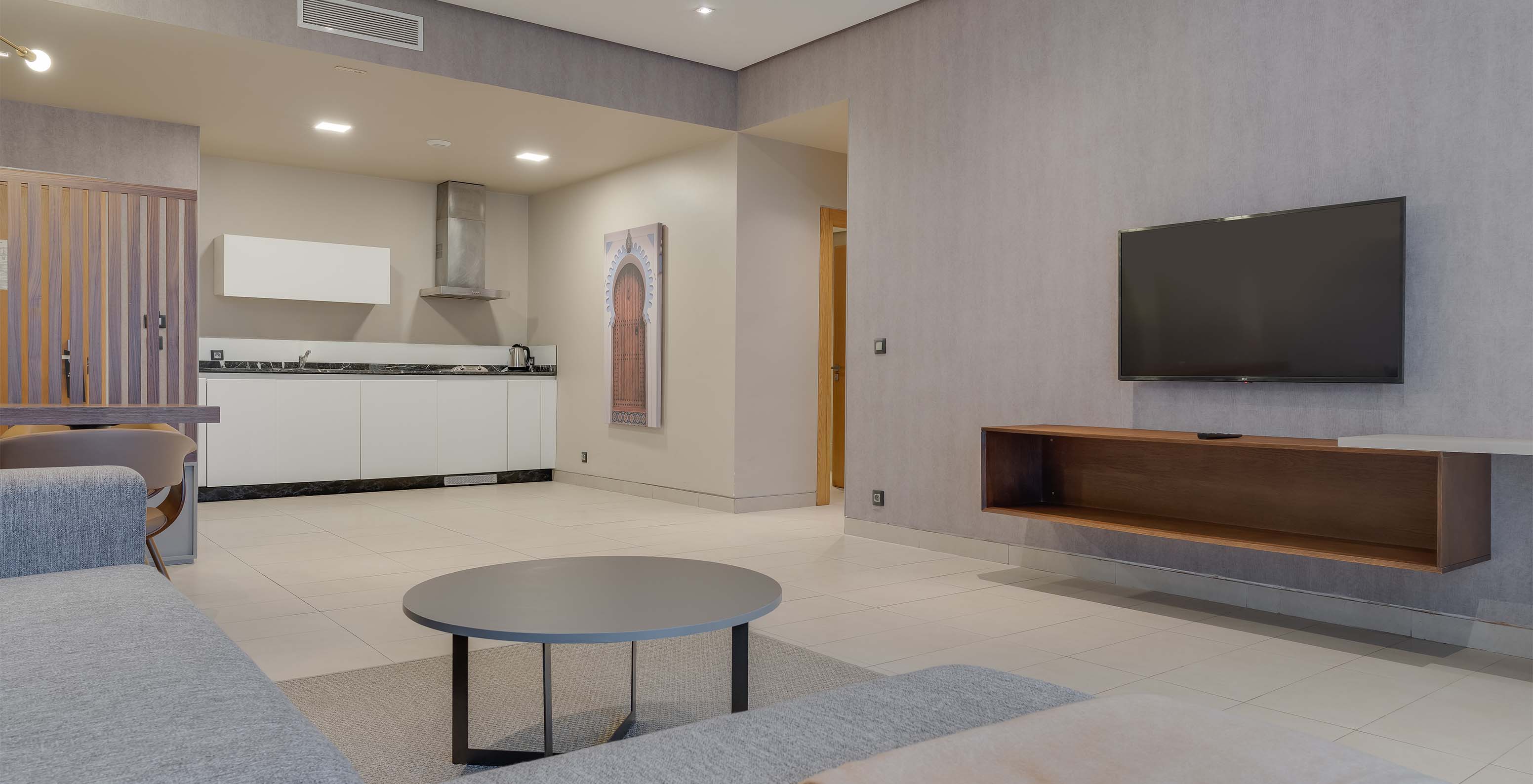 Pestana Casablanca Hotel 4 Estrelas em Casablanca, Marrocos com kitchenette moderna e televisão de parede
