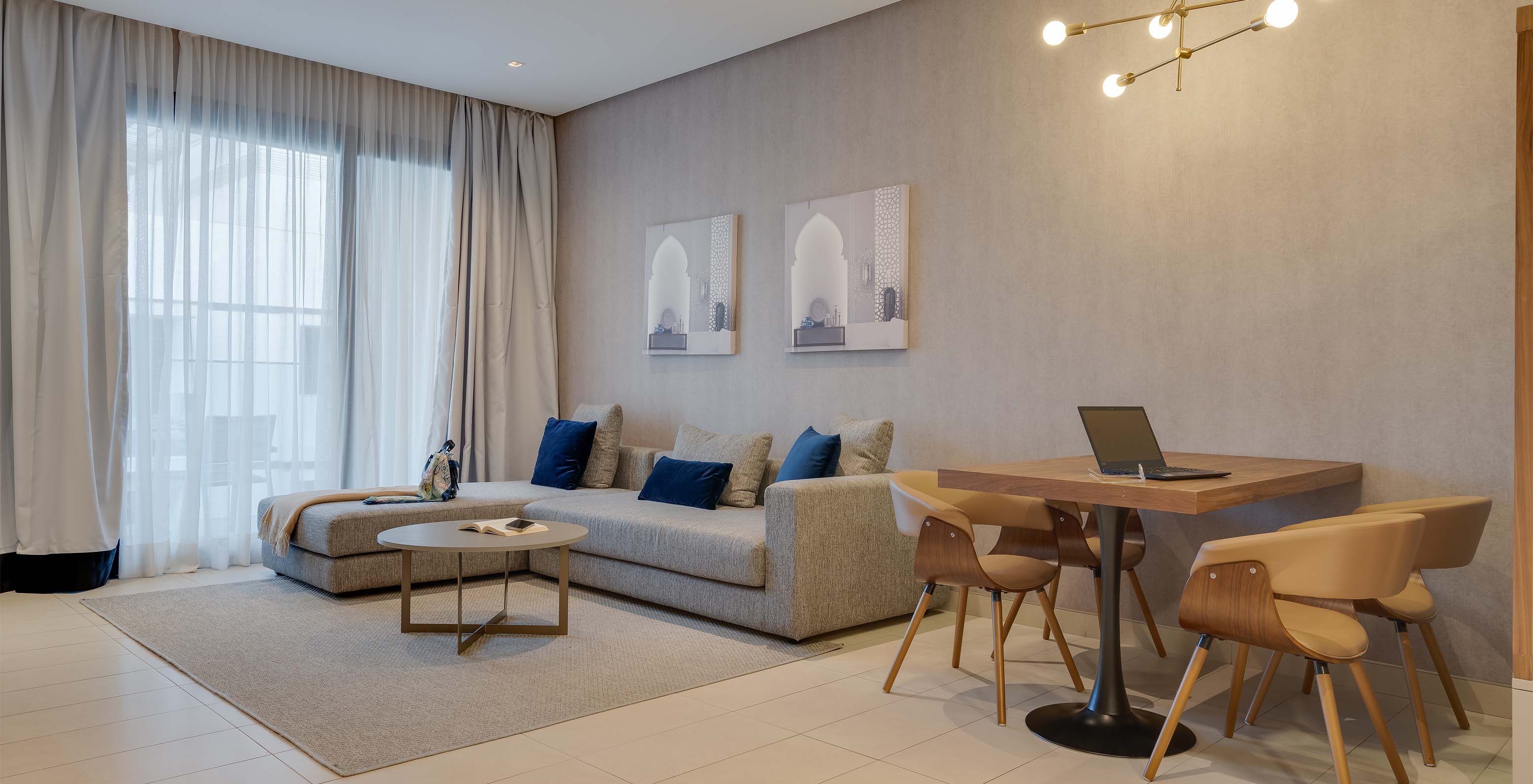 Pestana Casablanca Hotel 4 Estrelas em Casablanca, Marrocos com sala moderna e mesa junto a amplas cortinas