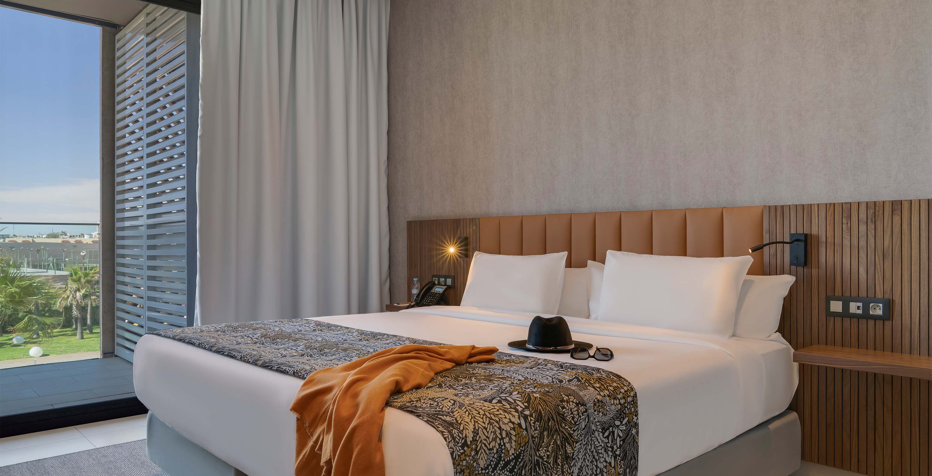 Pestana Casablanca, Hotel 4 Estrelas em Casablanca, Marrocos com cama ampla junto à varanda luminosa
