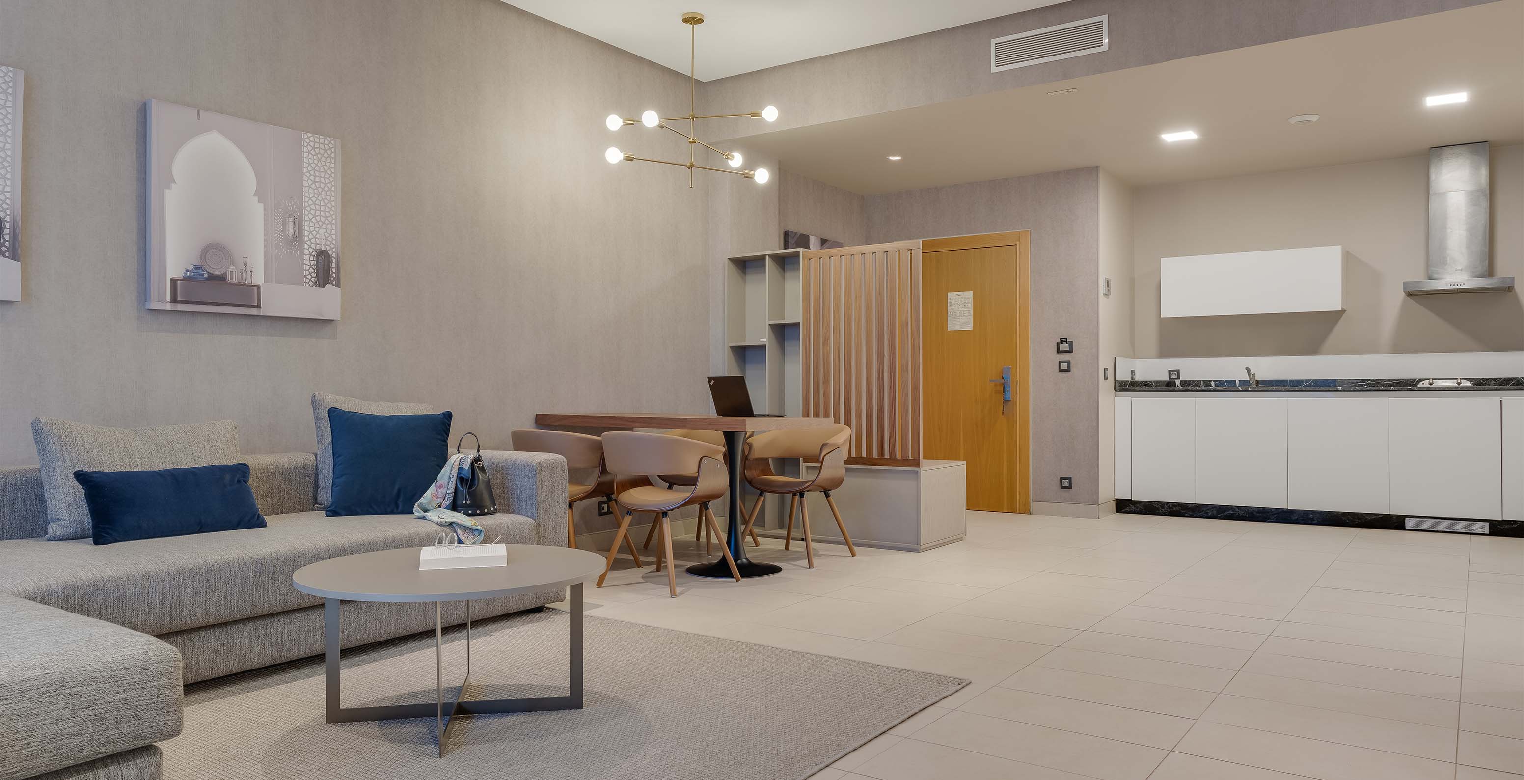 Pestana Casablanca Hotel 4 Estrelas em Casablanca, Marrocos com sala moderna e kitchenette luminosa