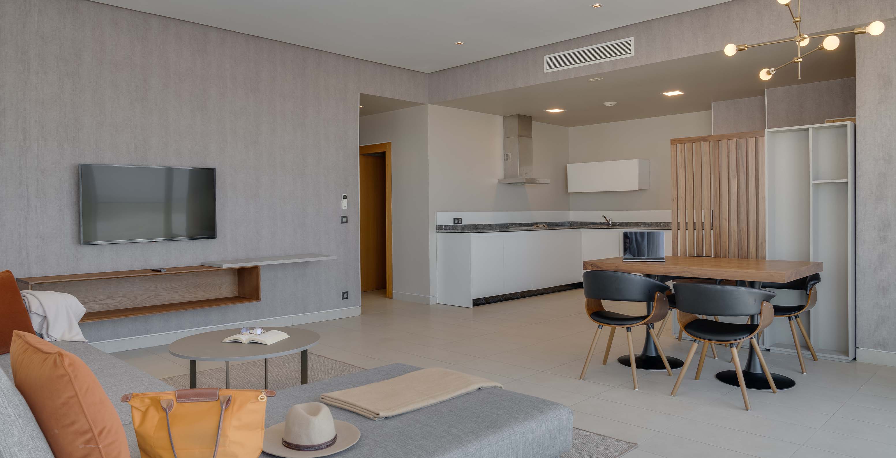 Pestana Casablanca Hotel 4 Estrelas em Casablanca, Marrocos com sala moderna e cozinha aberta luminosa