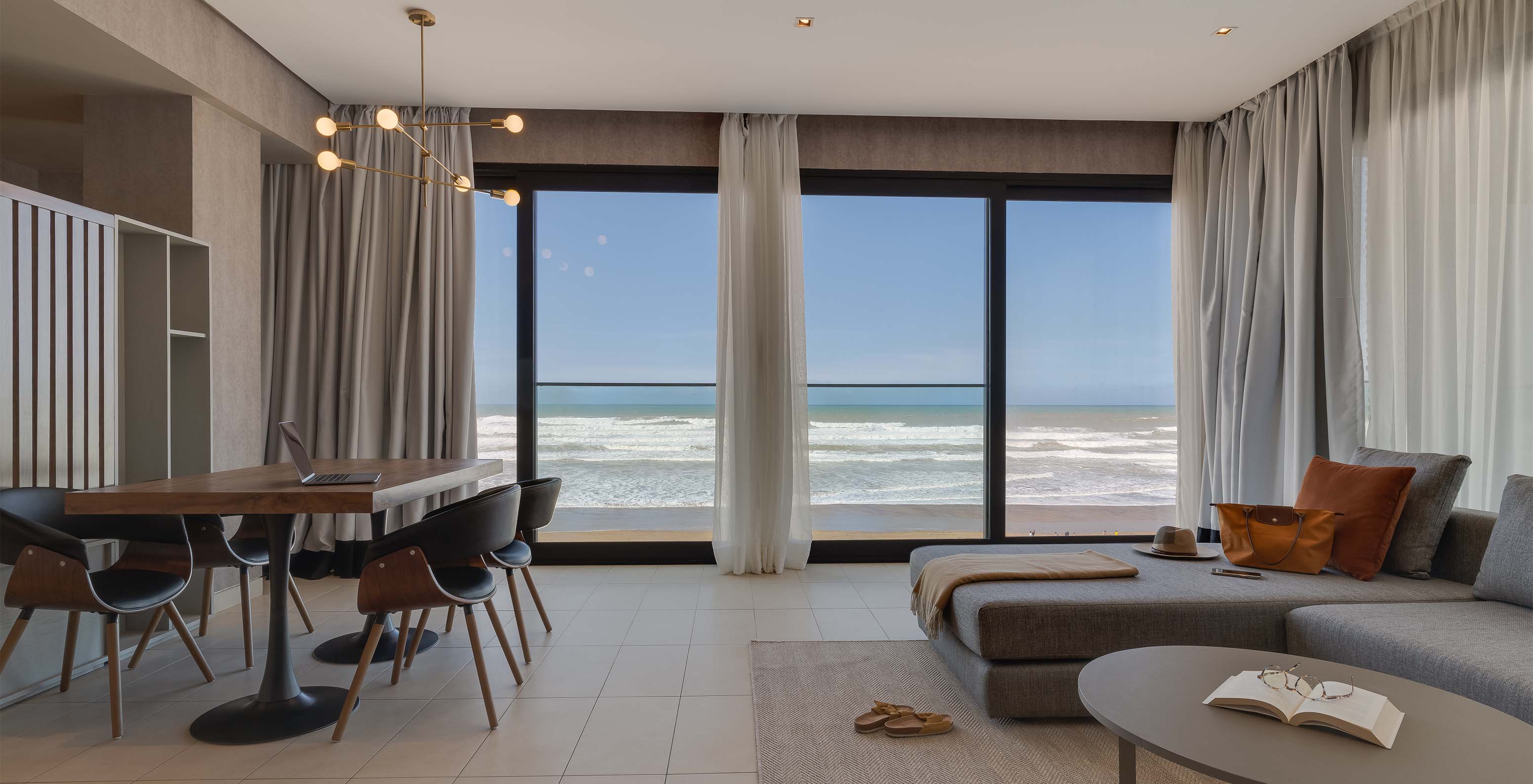 Pestana Casablanca Hotel 4 Estrelas em Casablanca, Marrocos com área de estar e vista frontal para o mar