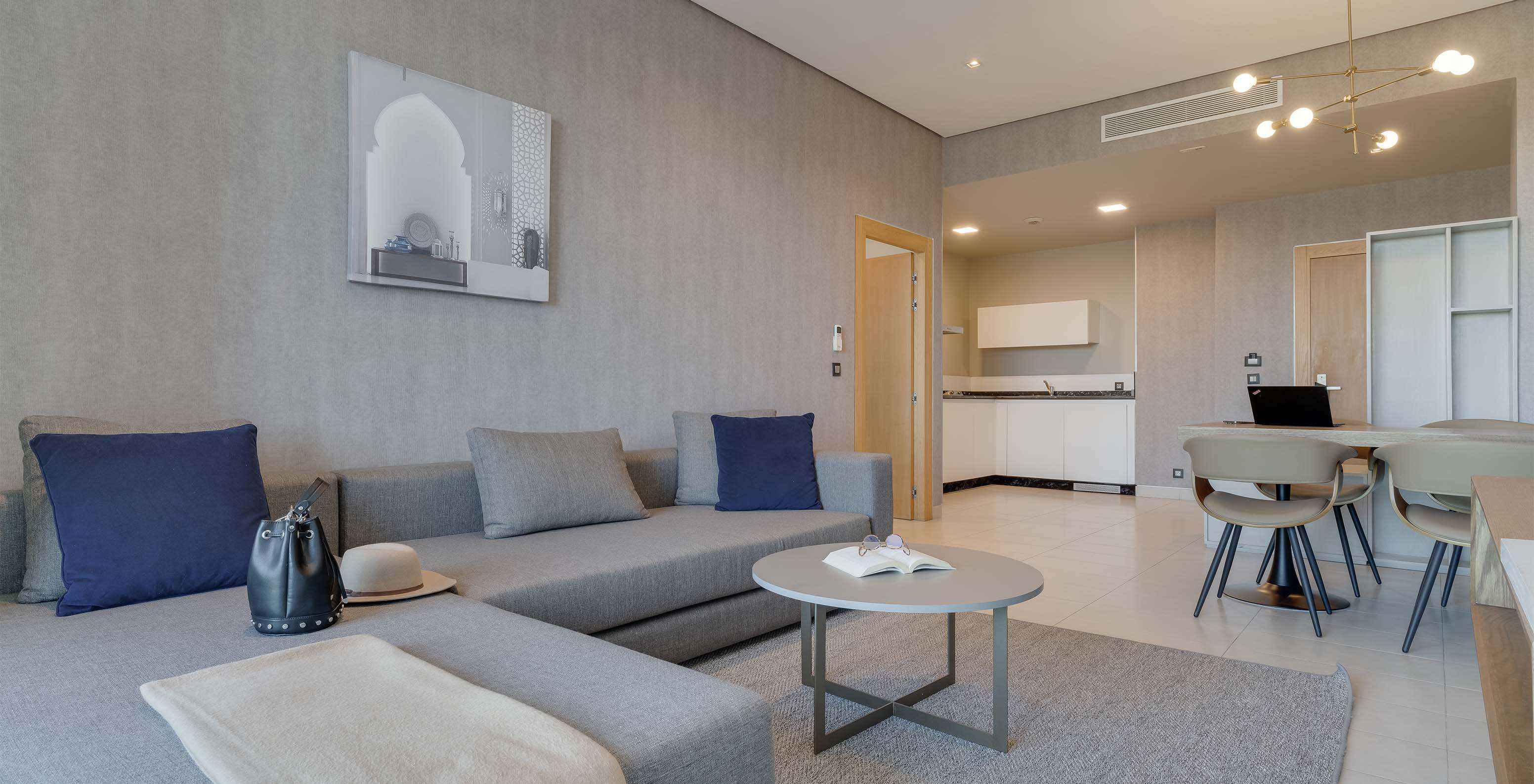 Pestana Casablanca Hotel 4 Estrelas em Casablanca, Marrocos, com sala moderna e kitchenette luminosa