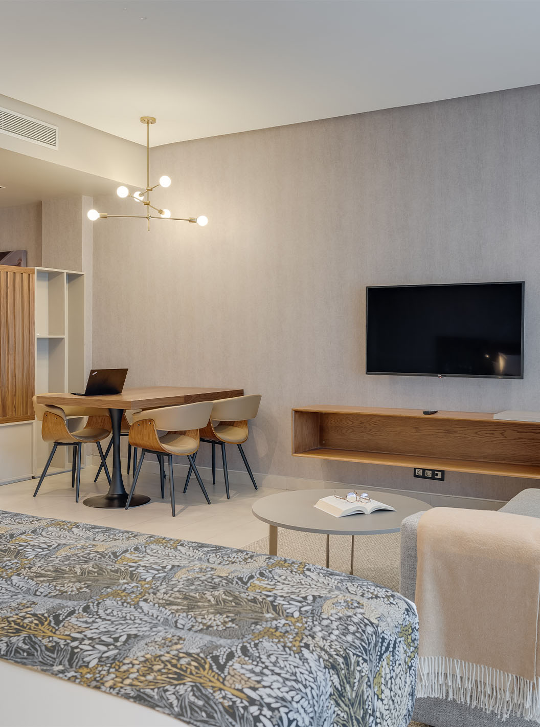 A Suite Junior do Pestana Casablanca tem um quarto open space com cama, sofá, tv e kitchenette