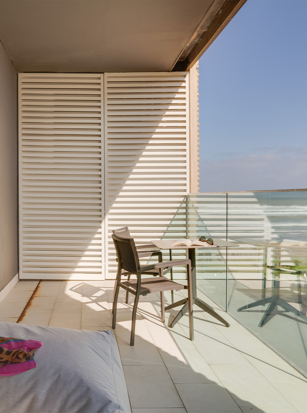 Suite Familiar Premium com Vista Lateral para o Oceano no Pestana Casablanca com varanda e vista mar soalheira