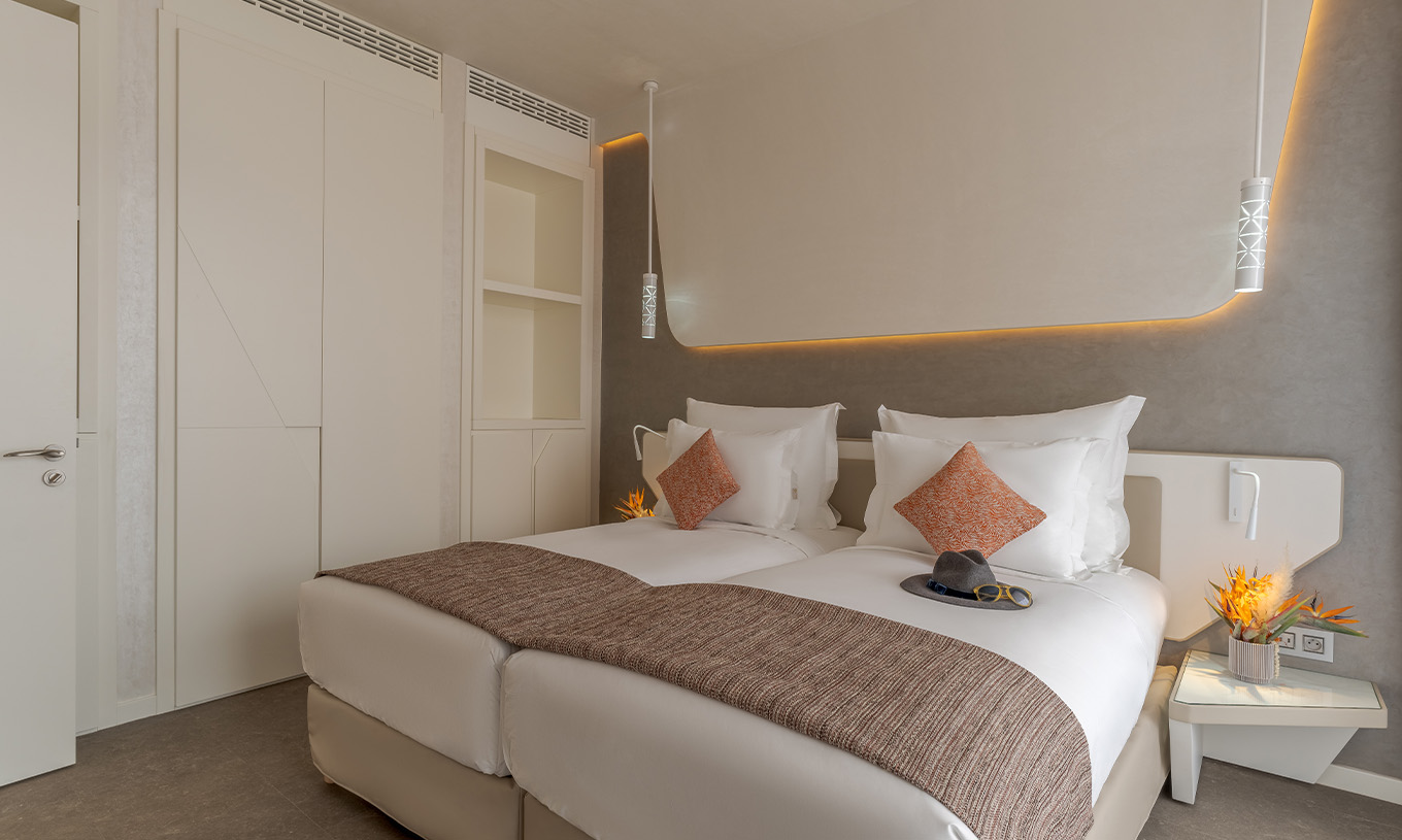 A CR7 Suite Avenue do Pestana CR7 Marrakech tem um quarto com duas camas individuais, mesas de cabeceira e armários