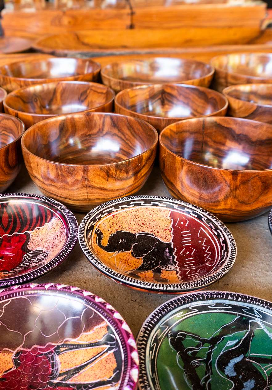 Artesanato local com pratos tradicionais decorados com padrões coloridos, no mercado de Maputo