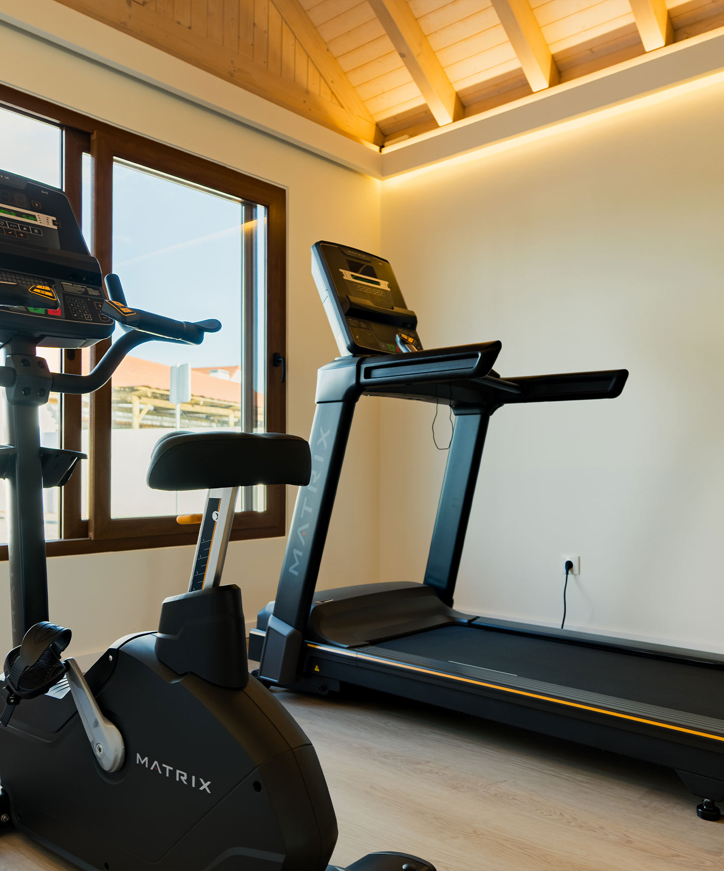 Ginásio equipado com passadeira e bicicleta, localizado nas villas do Pestana Comporta Village Residences