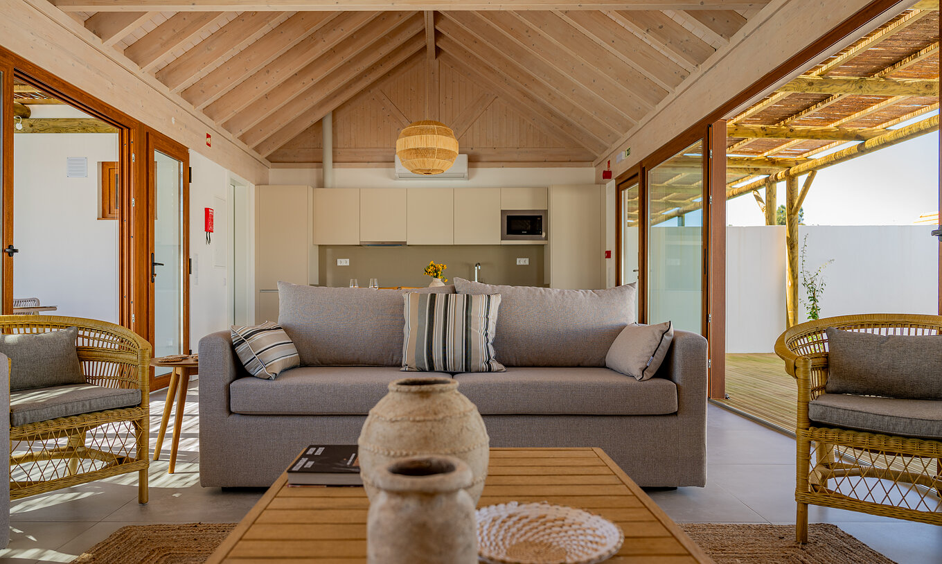 A Premium Green Villa do Pestana Comporta Village Residences tem uma sala de estar luminosa com um sofá e decoração