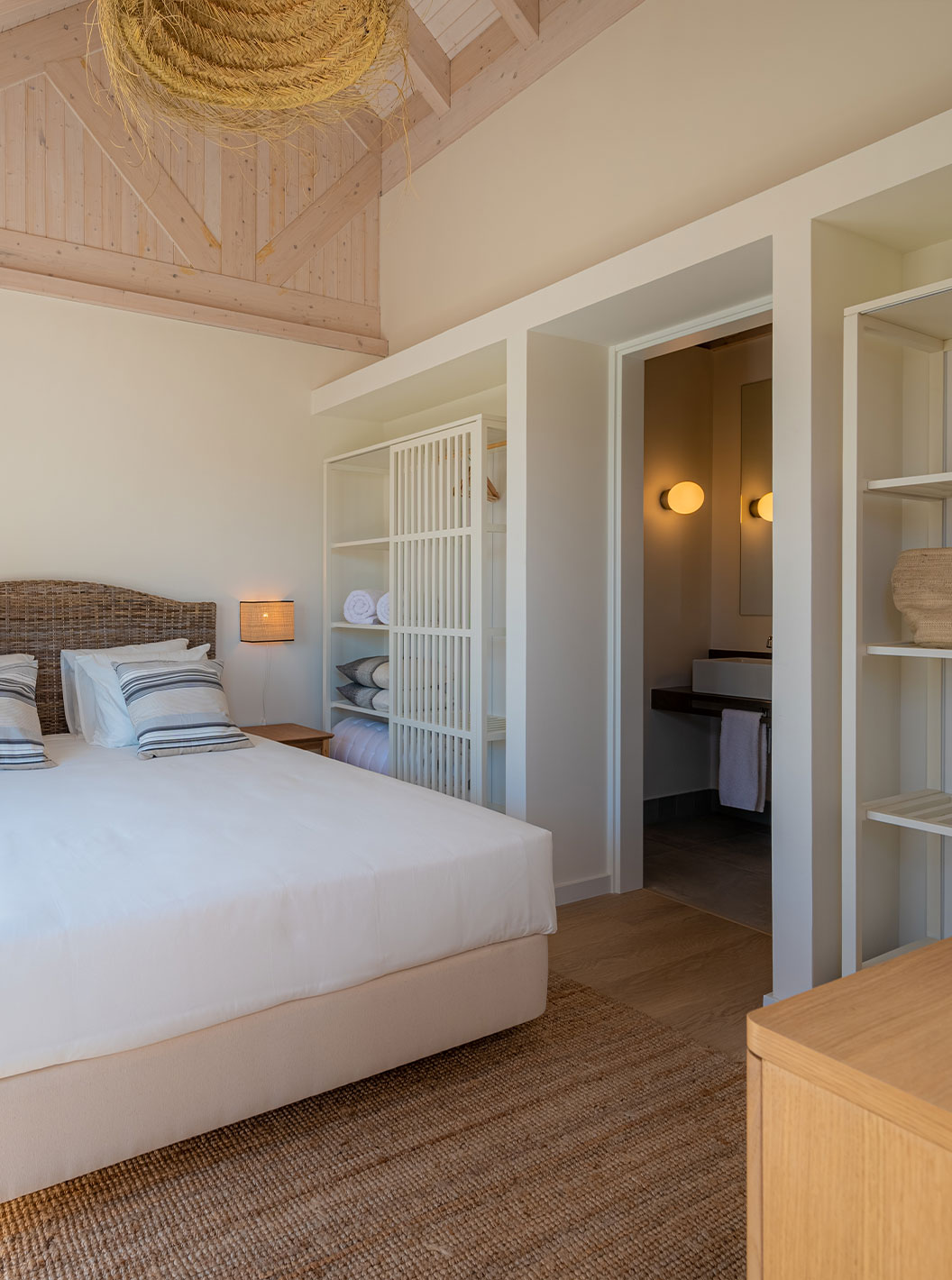 A Standard Green Villa do Pestana Comporta Village Residences tem um quarto com uma cama de casal e uma decoração simples