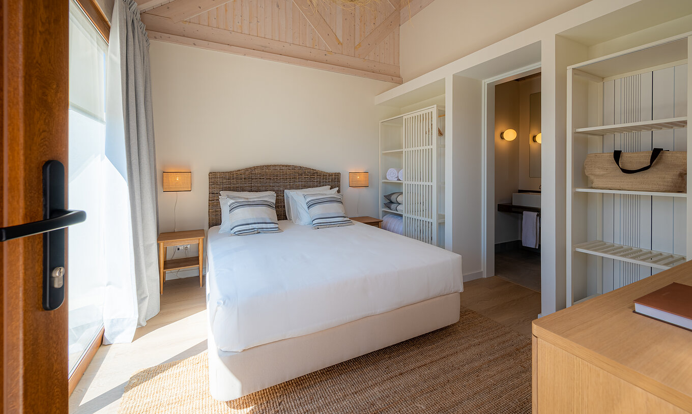 A Standard Villa T1 do Pestana Comporta Village Residences tem um quarto com uma cama de casal e uma decoração simples