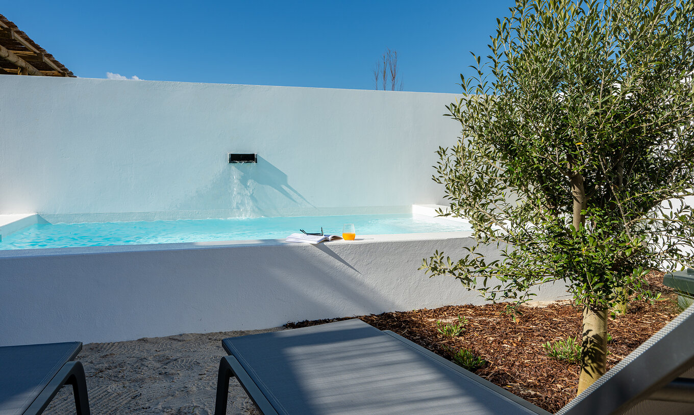 A Superior Villa do Pestana Comporta Village Residences tem uma piscina com uma cascata e várias espreguiçadeiras