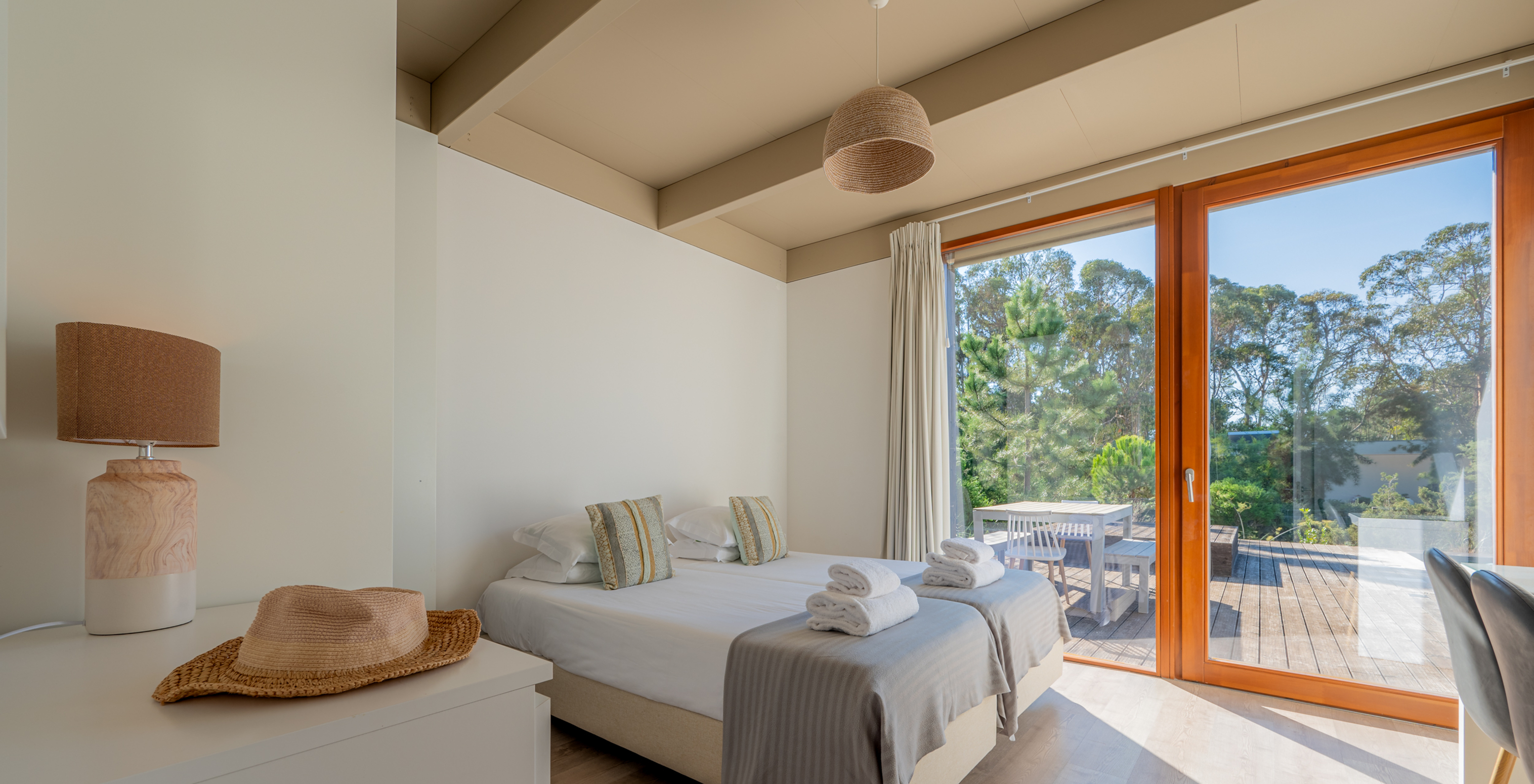 A Beach Villa com Piscina Privada do Pestana Tróia Eco Resort tem uma cama de casal com acesso ao terraço