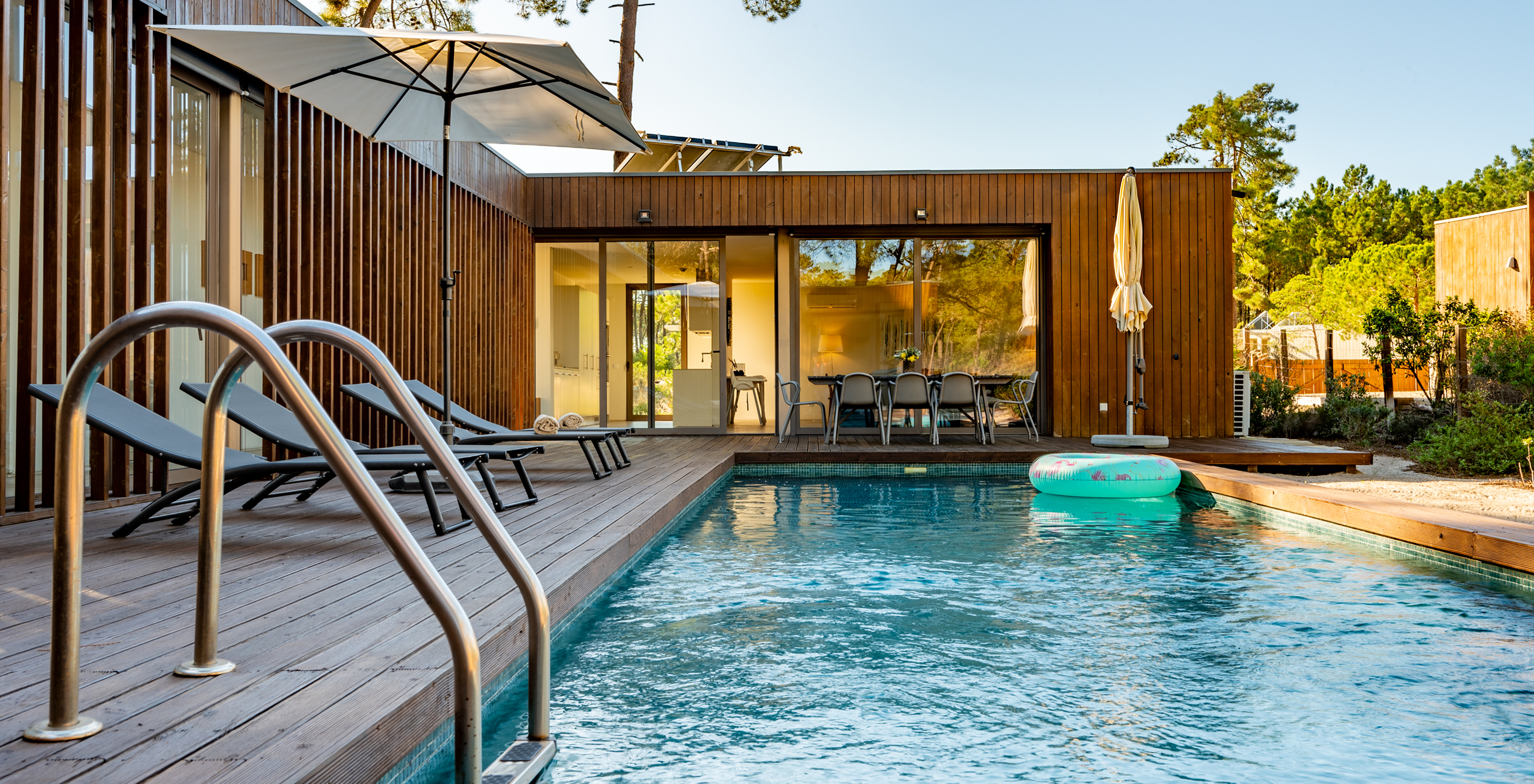 O Deluxe 4 Bedroom Villas com Piscina Privada do Pestana Tróia Eco Resort tem espreguiçadeiras na zona da piscina