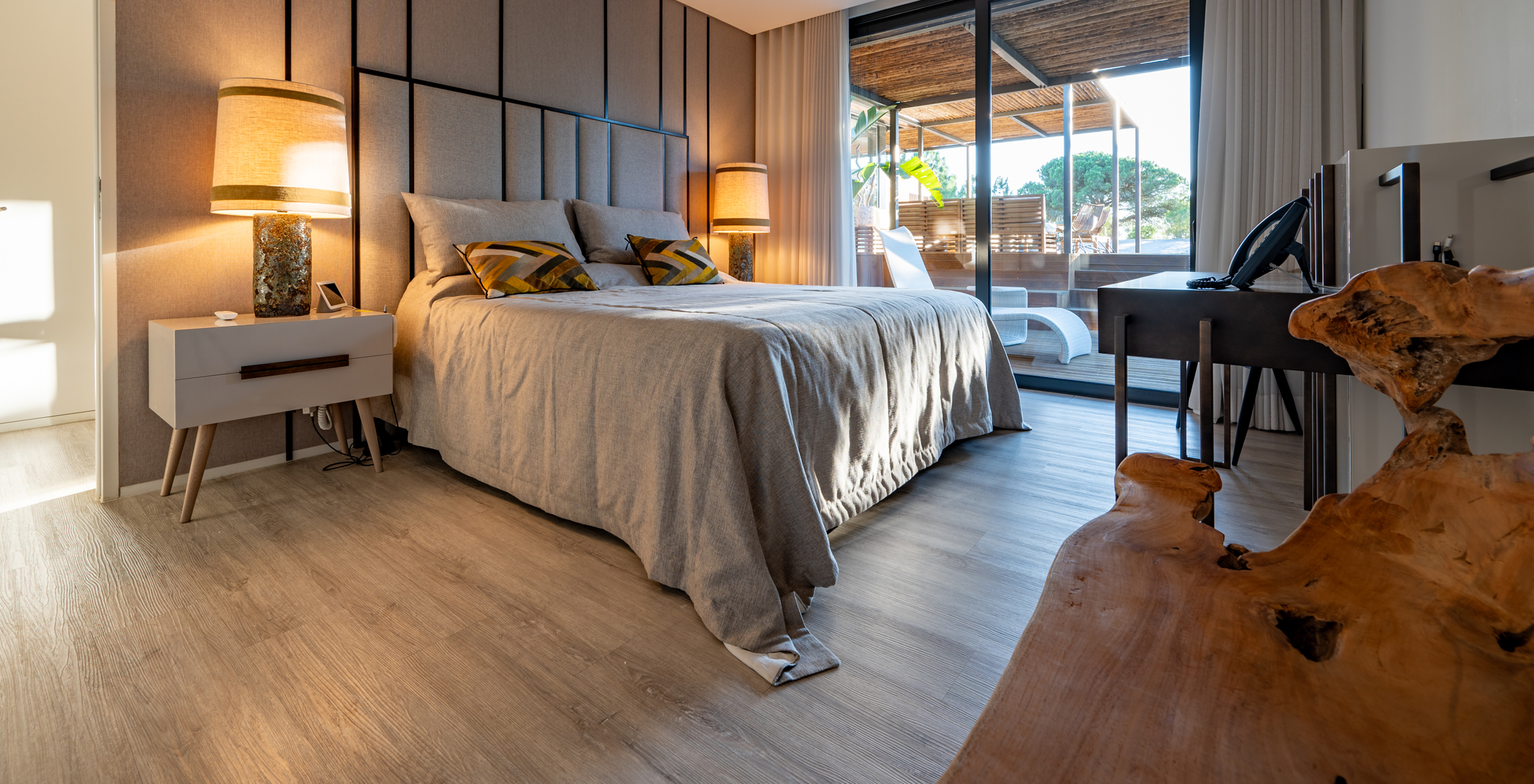 As Exclusive Villas com Piscina Privada do Pestana Tróia Eco Resort têm uma cama de casal com acesso ao terraço