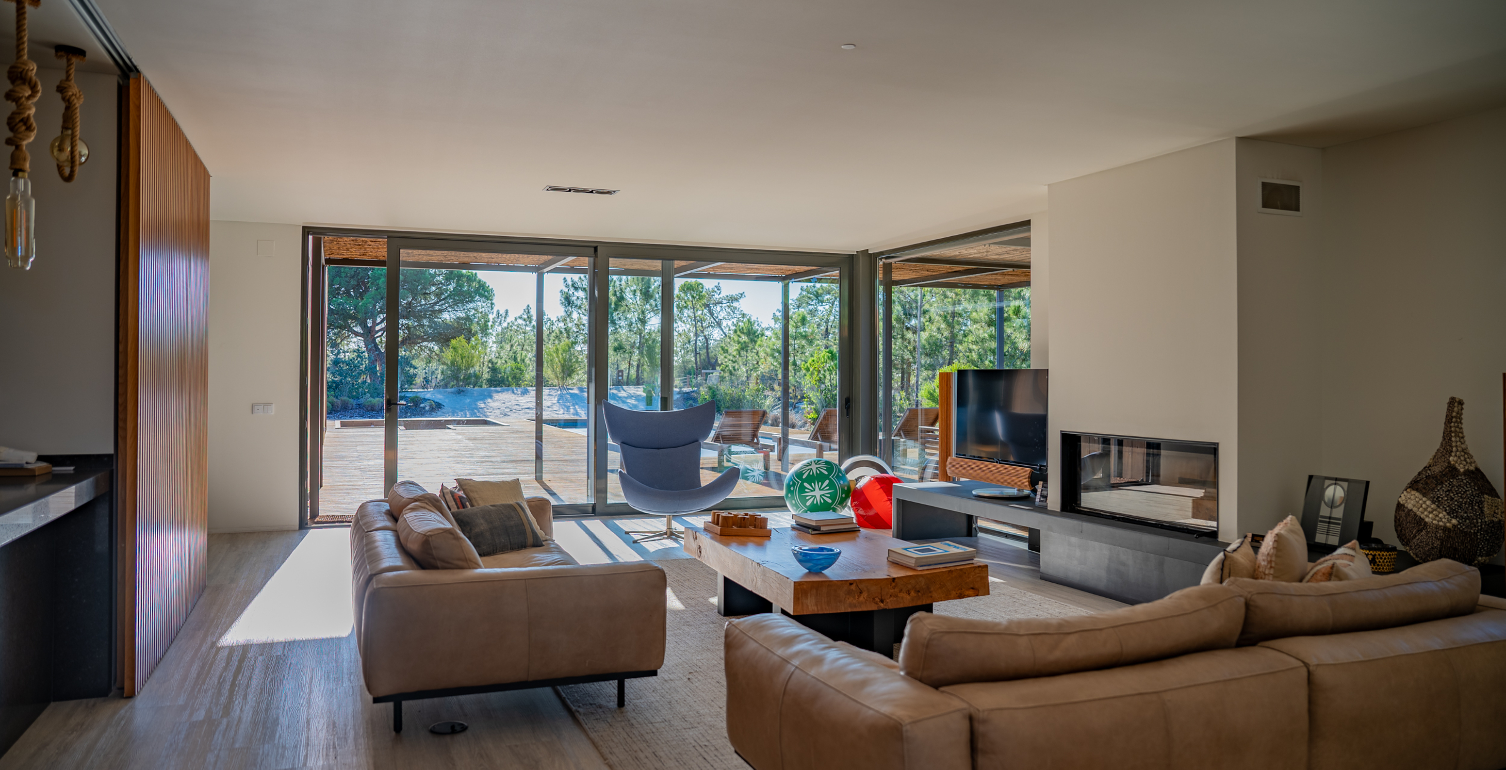 As Exclusive Villas com Piscina Privada do Pestana Tróia Eco Resort têm uma ampla sala de estar com dois sofás e uma mesa