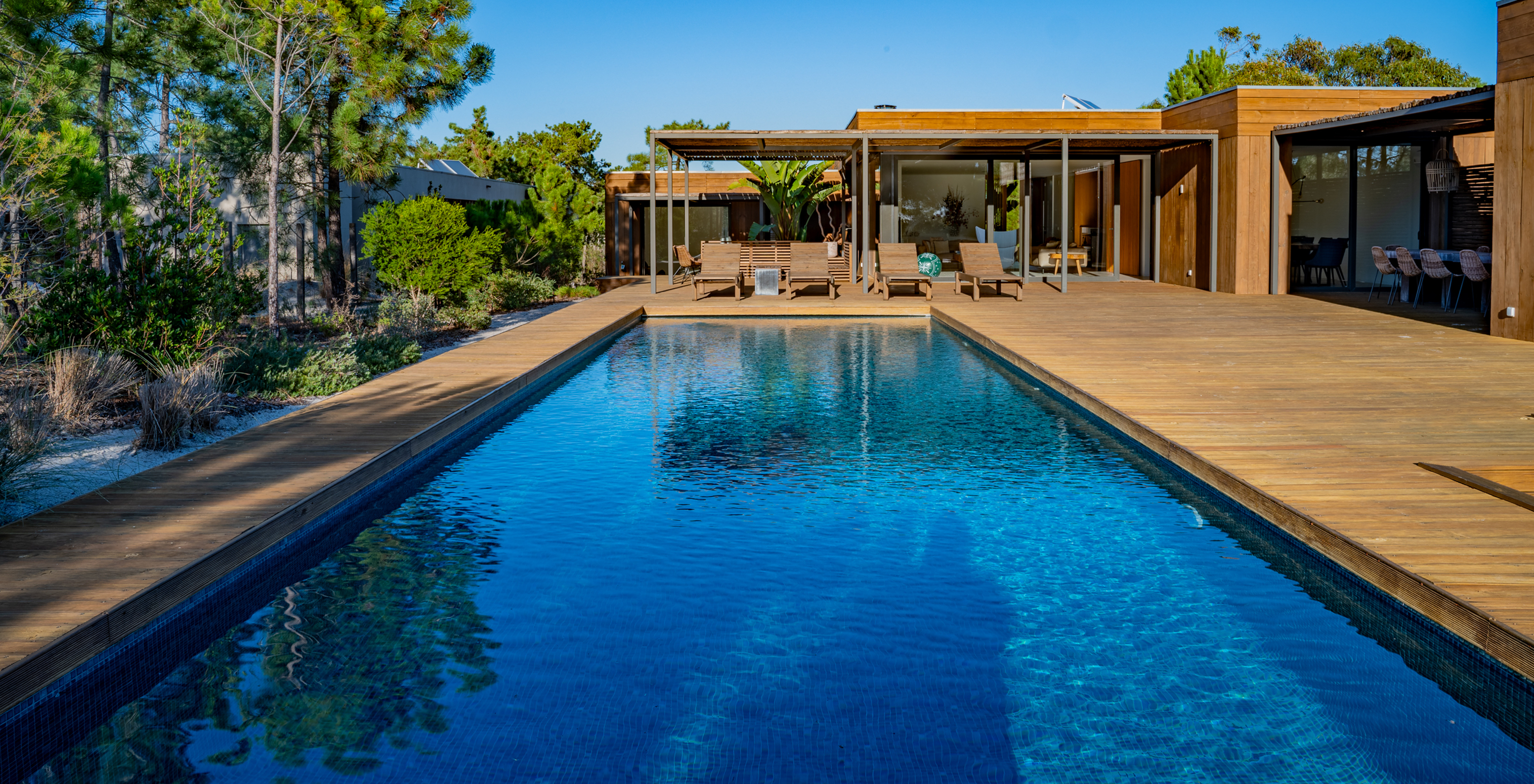 As Exclusive Villas com Piscina Privada do Pestana Tróia Eco Resort têm uma ampla piscina com várias espreguiçadeiras