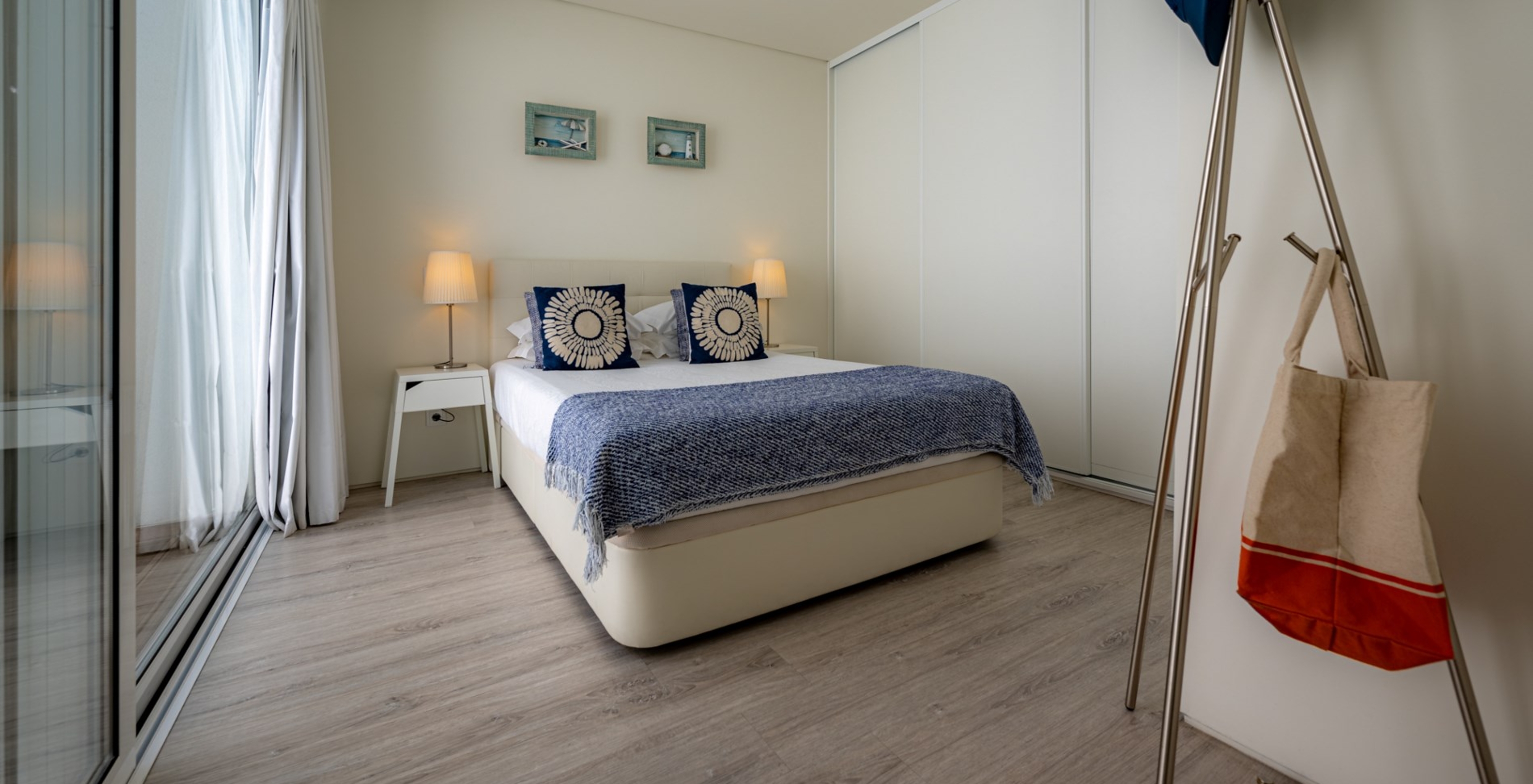A Green Villa com Piscina Privada do Pestana Tróia Eco Resort tem uma cama de casal com duas mesas de cabeceira e uma colcha