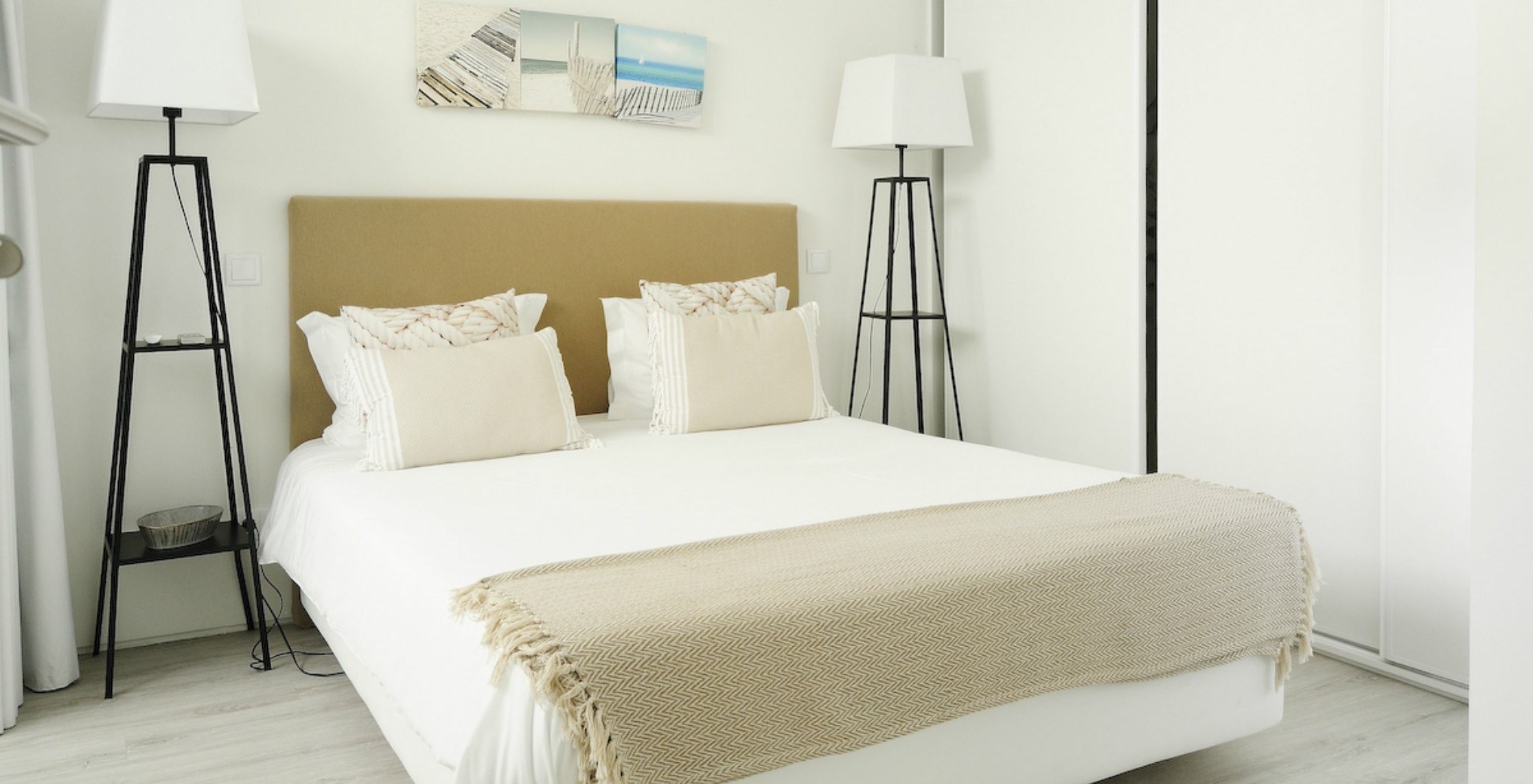 A Green Villa com Piscina Privada T3 do Pestana Tróia Eco Resort tem uma cama de casal com duas mesas de cabeceira e colcha
