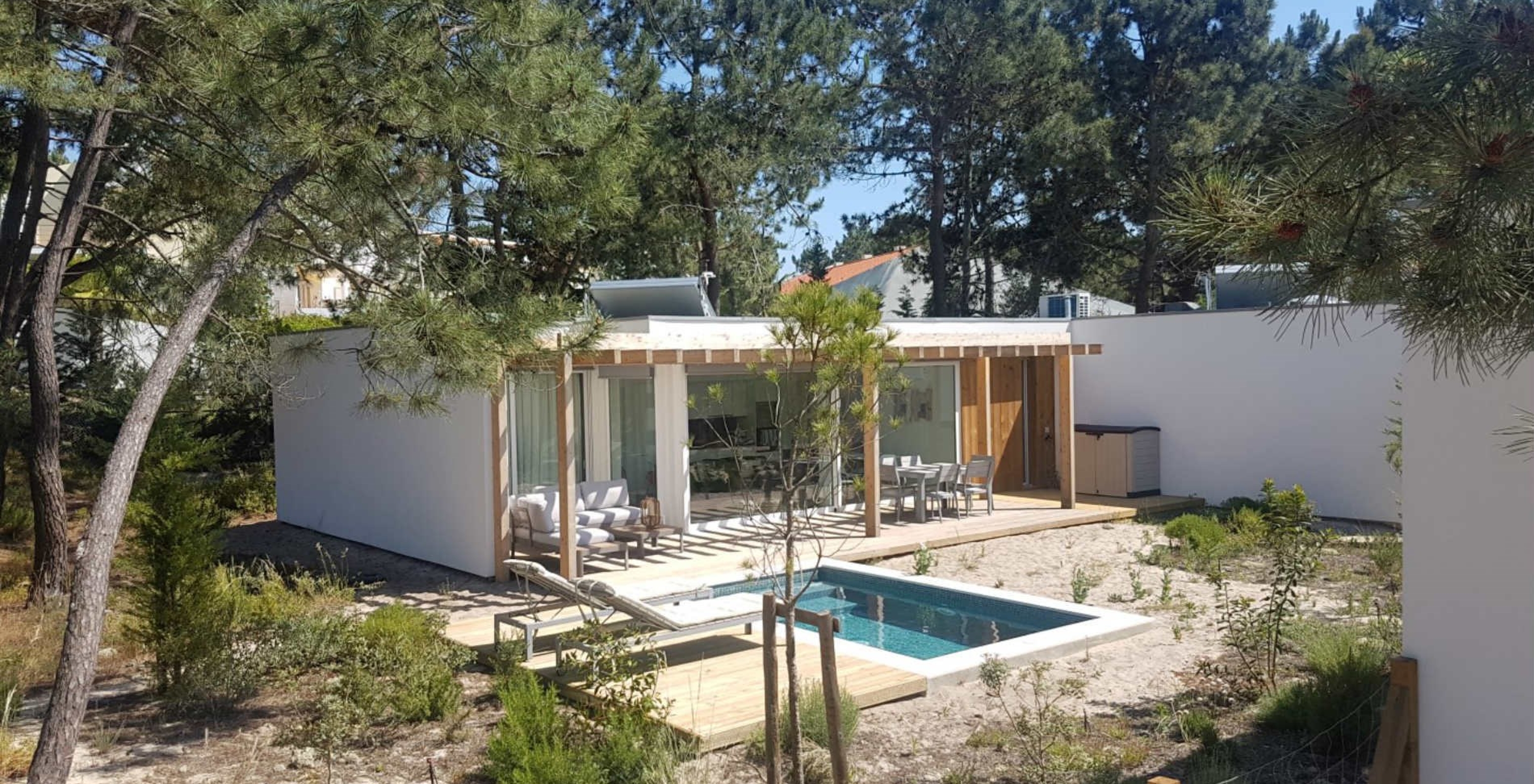 A Green Villa com Piscina Privada T3 do Pestana Tróia Eco Resort tem uma piscina privada com espreguiçadeiras ao lado