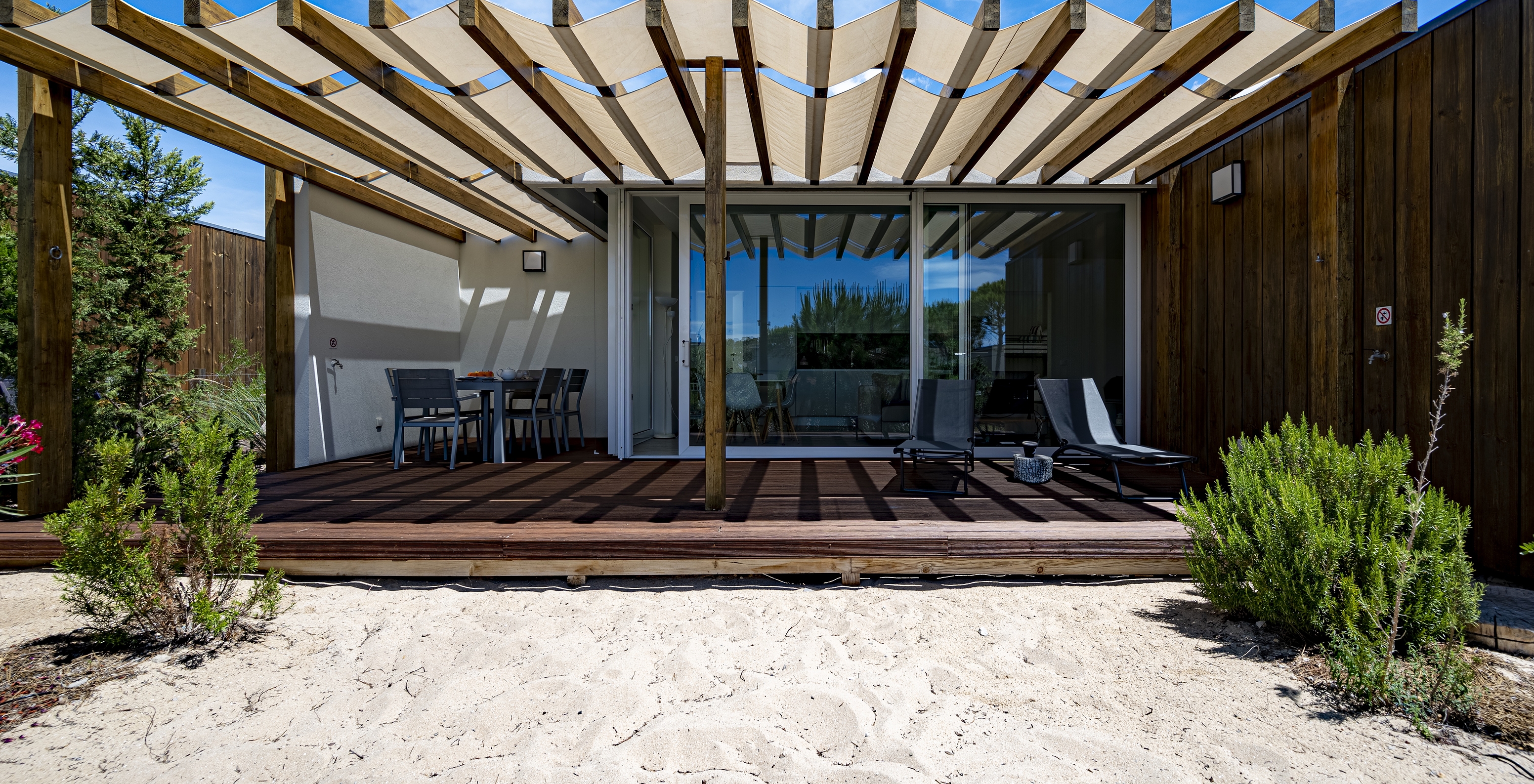 A Green Villa do Pestana Tróia Eco Resort tem um terraço com duas espreguiçadeiras e uma mesa com cadeiras