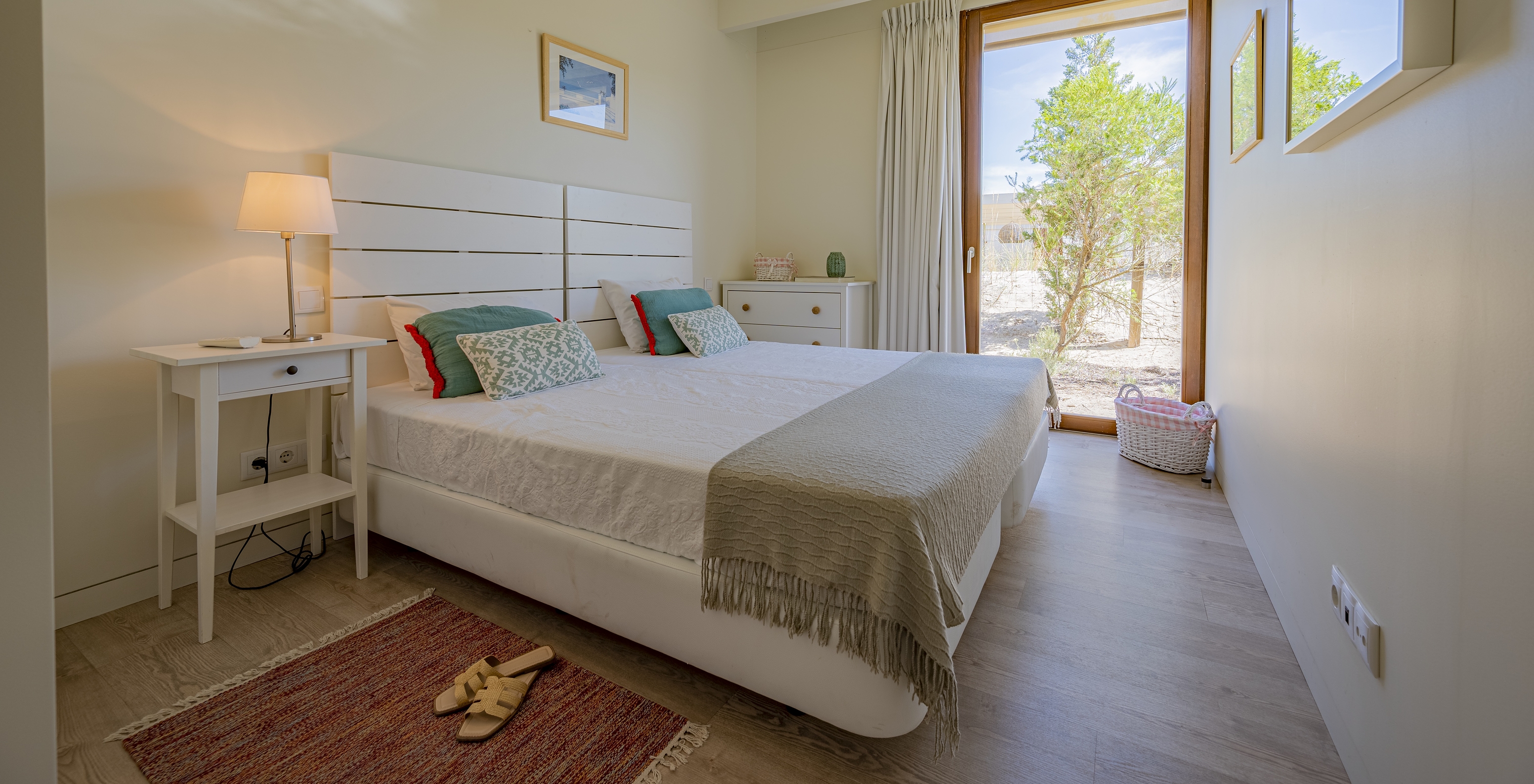 As Pine Villas do Pestana Tróia Eco Resort têm uma cama de casal e uma janela de cima a baixo