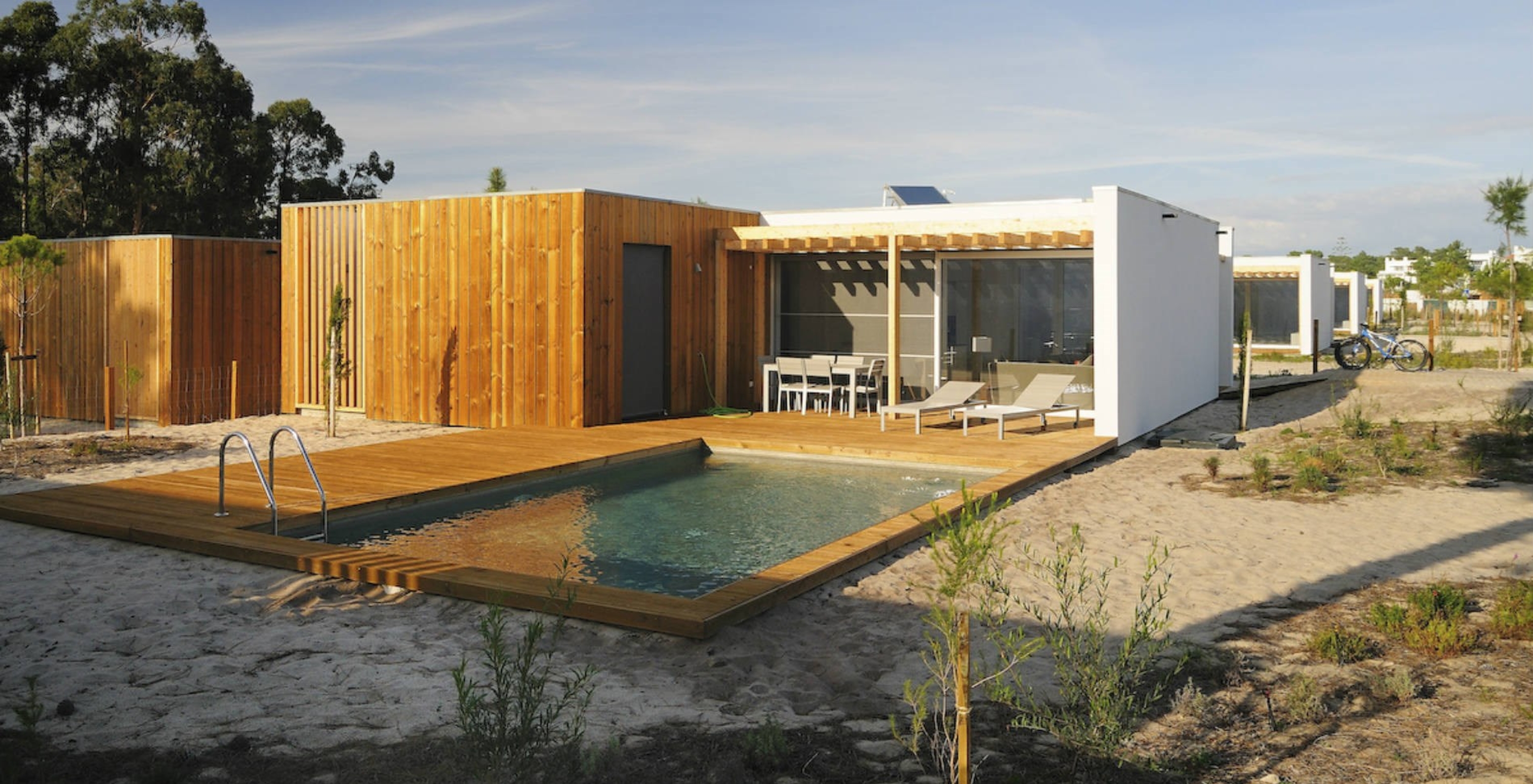 As Sand Villas com Piscina Privada do Pestana Tróia Eco Resort têm espreguiçadeiras e mesa com cadeiras