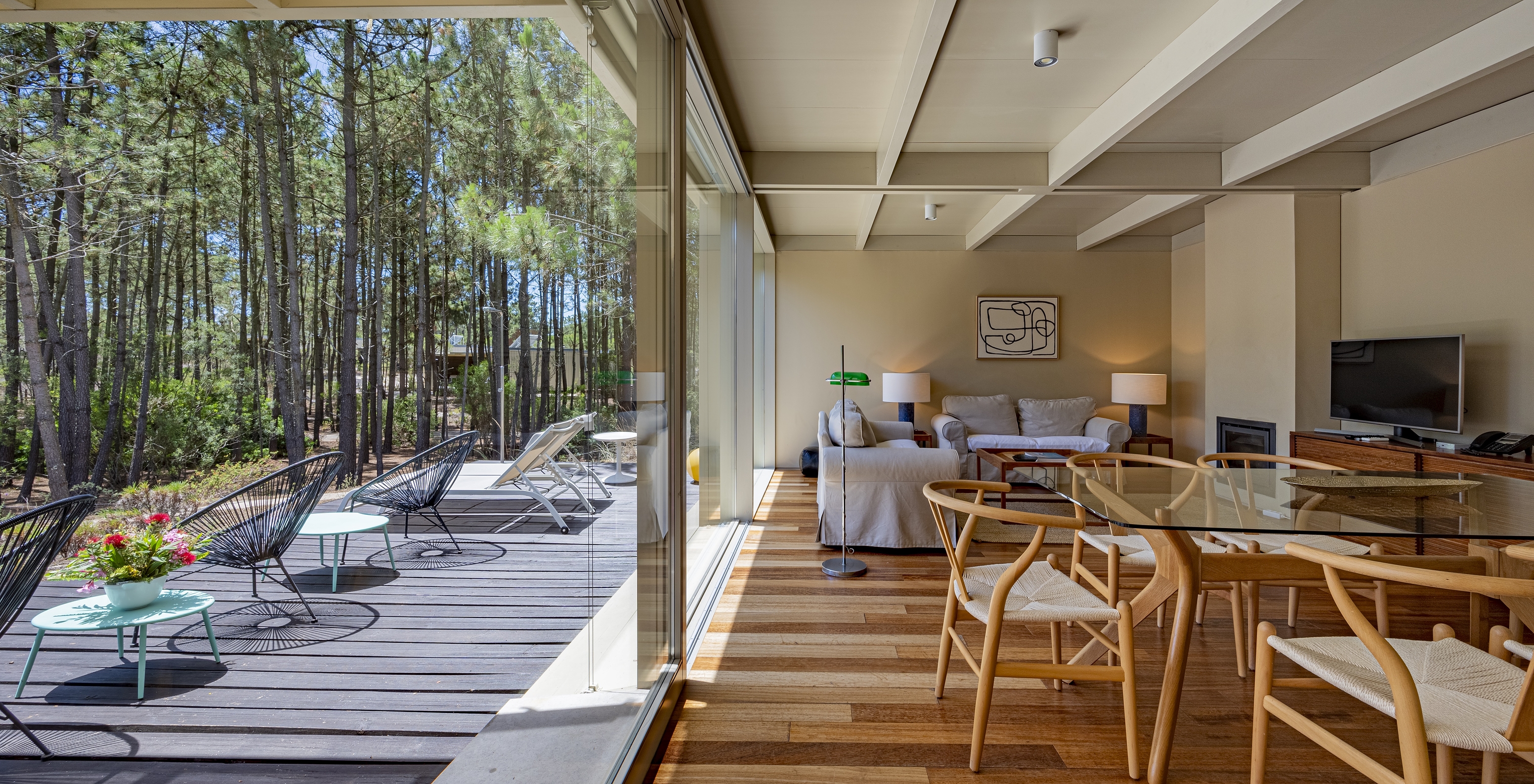 A Townhouse do Pestana Tróia Eco Resort tem uma sala com sofás e mesas e ligação para o deck exterior