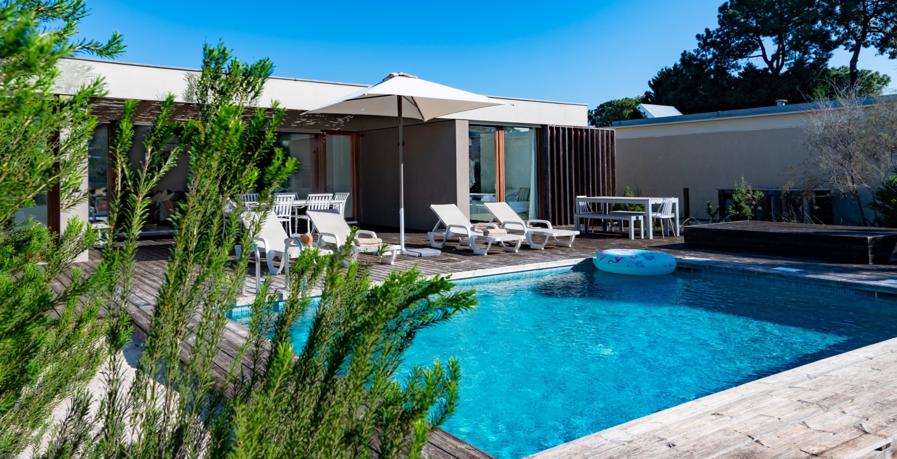 As Villas de 4 Quartos do Pestana Tróia Eco Resort têm várias espreguiçadeiras, um chapéu de sol e uma boia