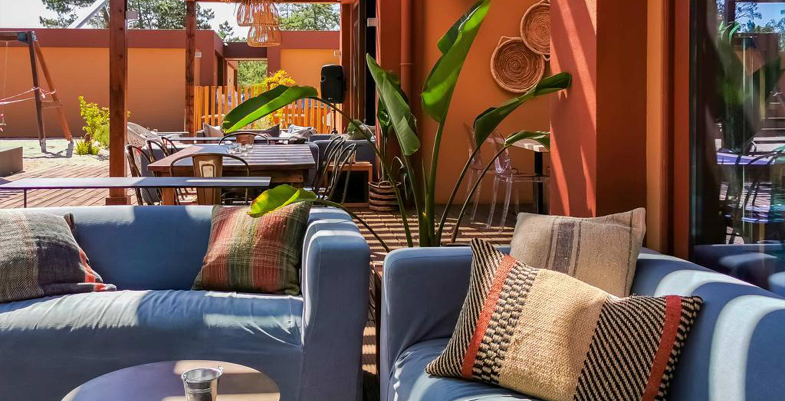 O restaurante Grão de Bico,  do Pestana Tróia Eco Resort tem esplanada com mesas, cadeiras e sofás confortáveis