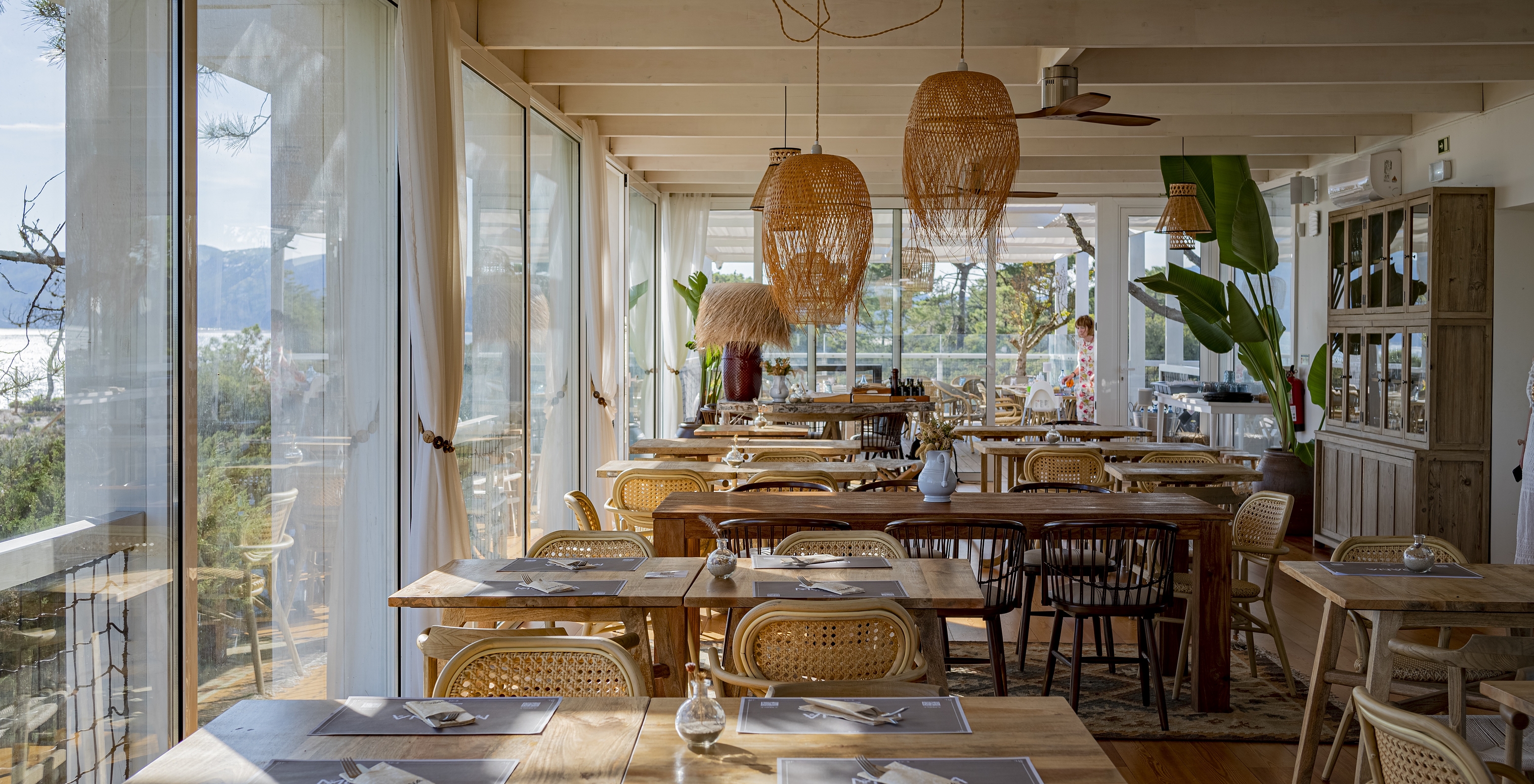 O restaurante Moana Beach Club, do Eco Resort a 10 Minutos da Praia da Comporta, tem um espaço bem decorado e cheio de luz