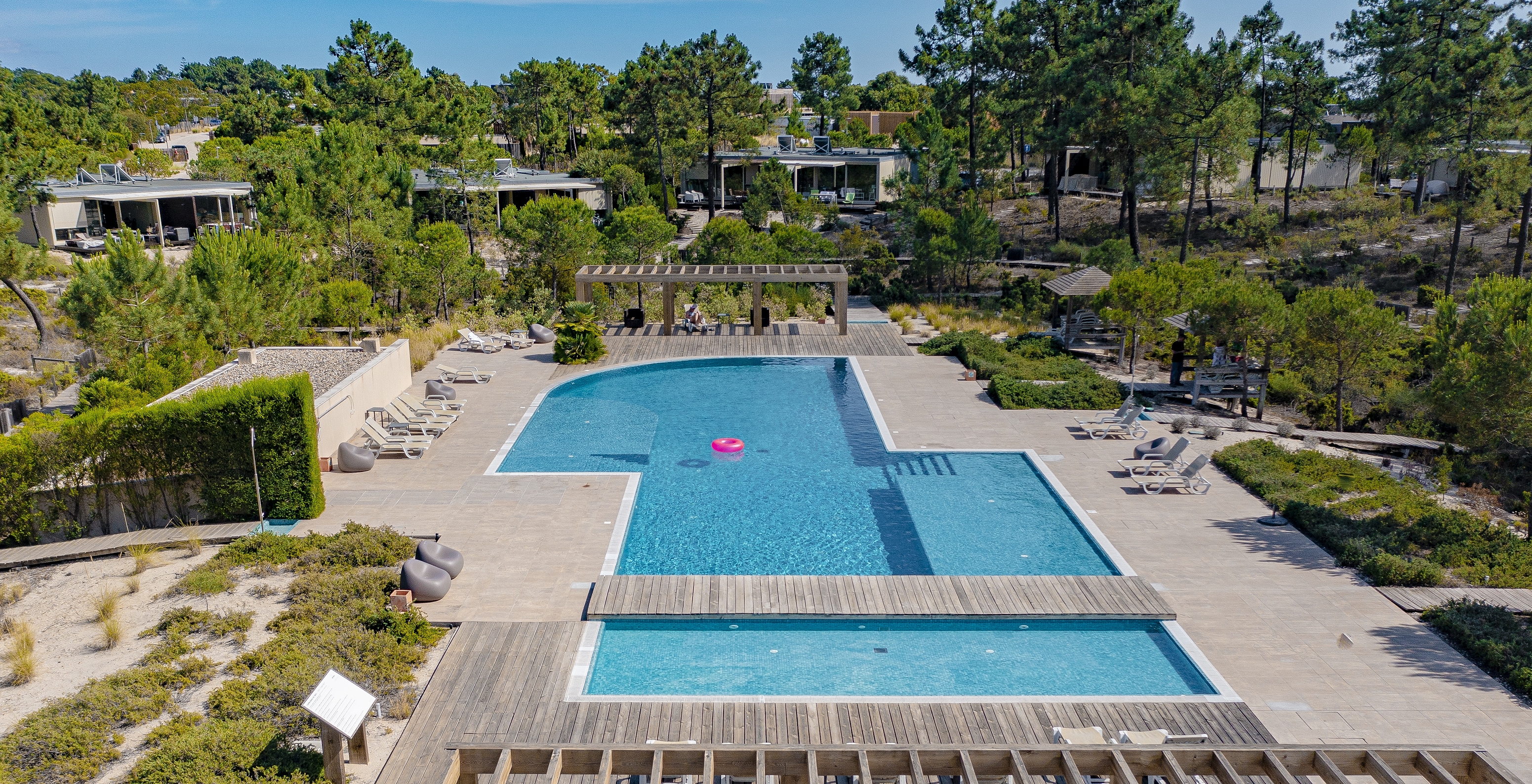 Vista de cima para uma das piscinas exteriores do Pestana Tróia Eco Resort, um resort perto da Comporta