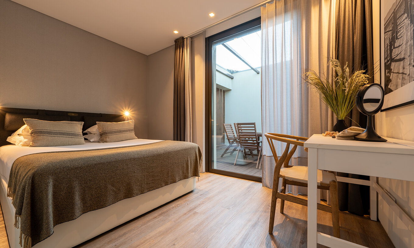 As Beach Villas Piscina Infantil do Pestana Tróia Eco Resort têm uma cama de casal e um pequeno terraço