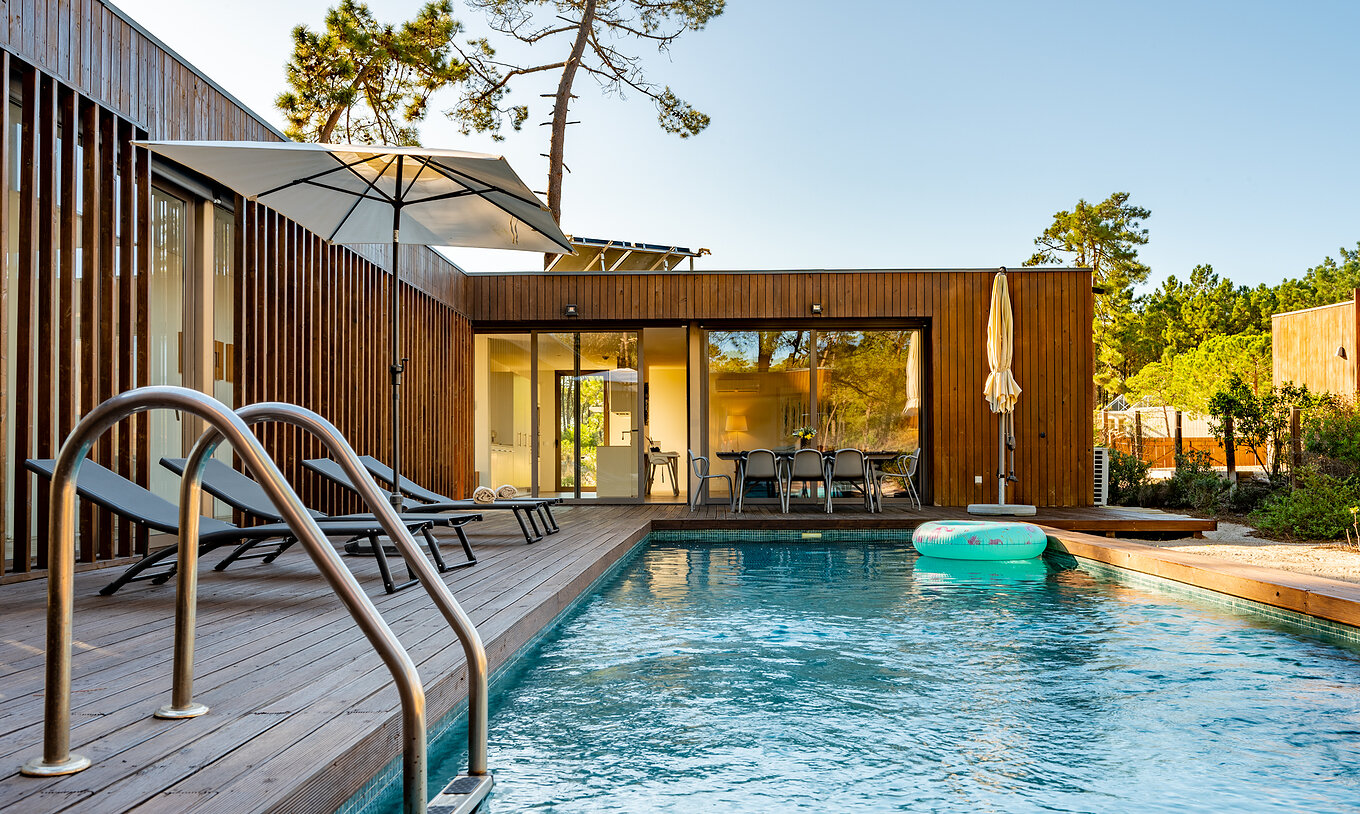 O Deluxe 4 Bedroom Villas com Piscina Privada do Pestana Tróia Eco Resort tem espreguiçadeiras na zona da piscina