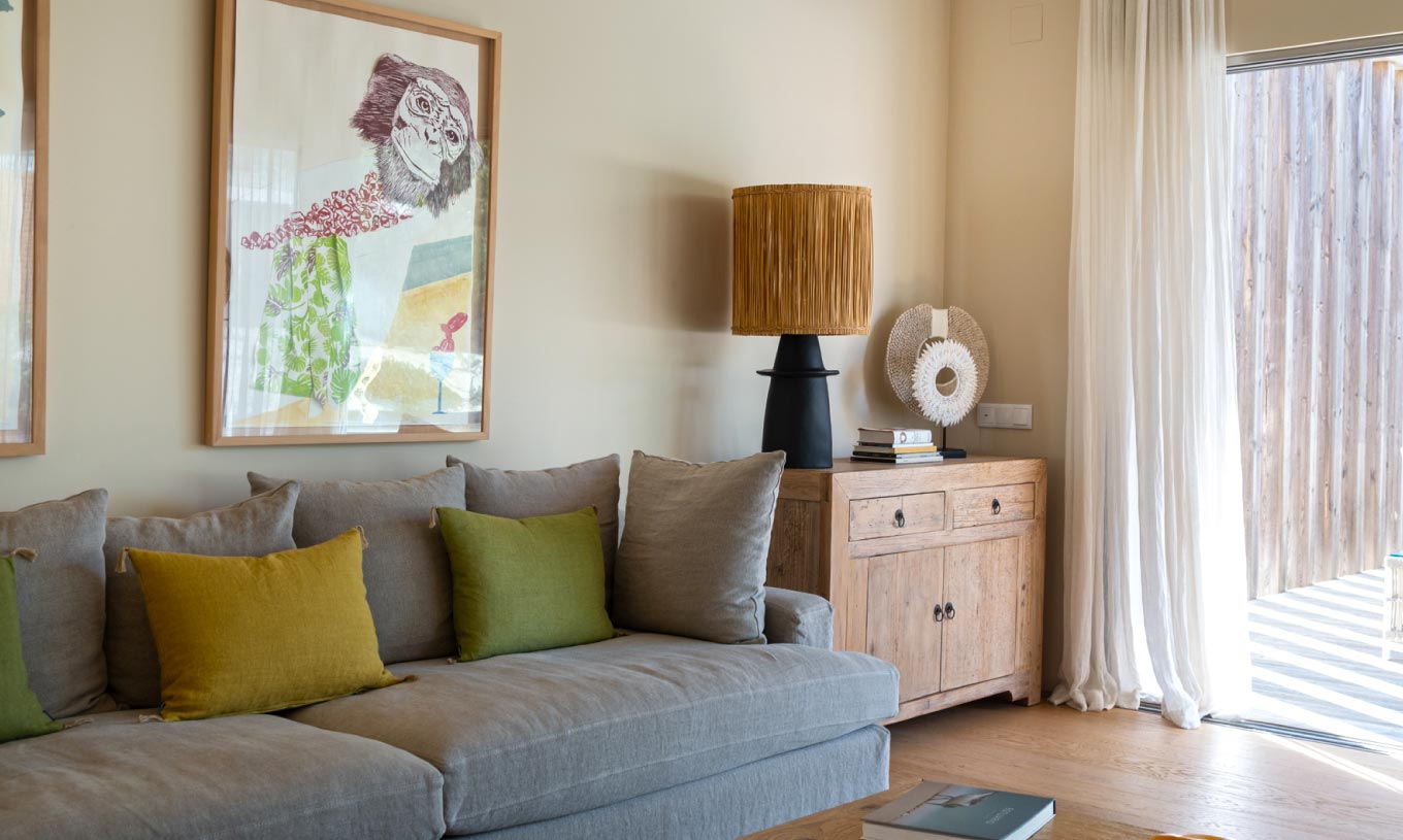 A Villa exclusiva com piscina do Pestana Tróia Eco Resort tem uma sala de estar com sofá cinza e janela grande com cortinas