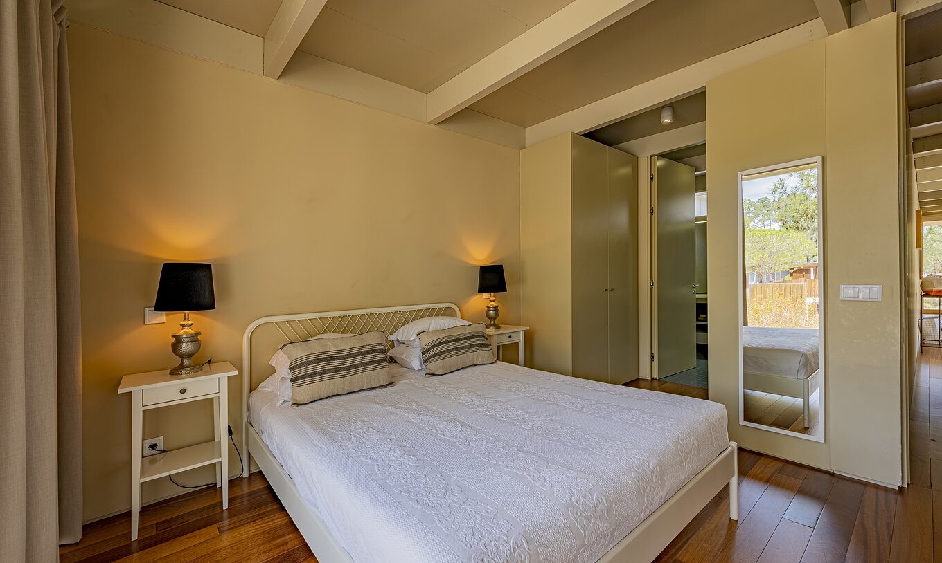 Townhouse 2 Quartos no Pestana Tróia com cama de casal, candeeiros acesos e decoração acolhedora em tons neutros
