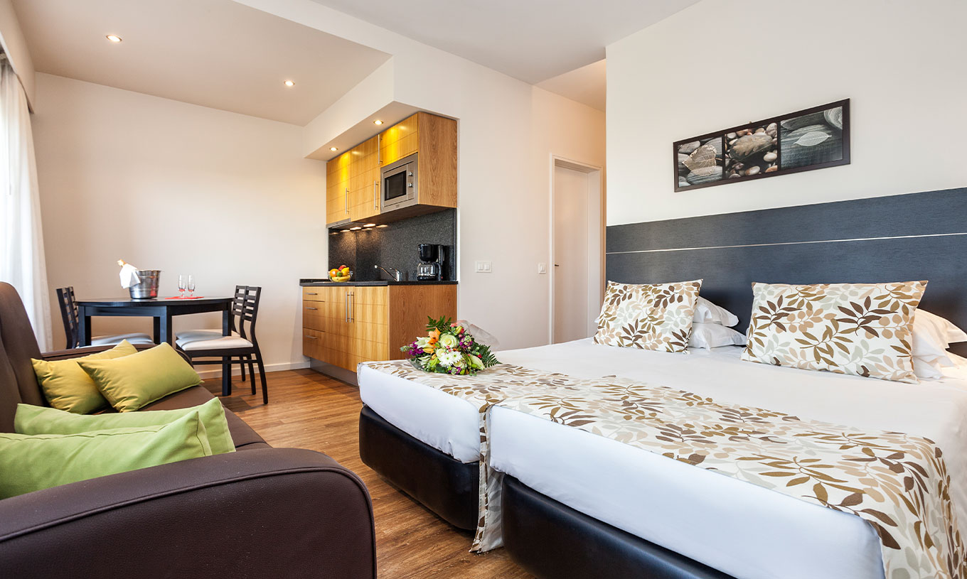 O Estúdio Vista Jardim do Pestana Alvor Atlântico é um apartamento com cama, sofá, mesa e ainda uma kitchenette