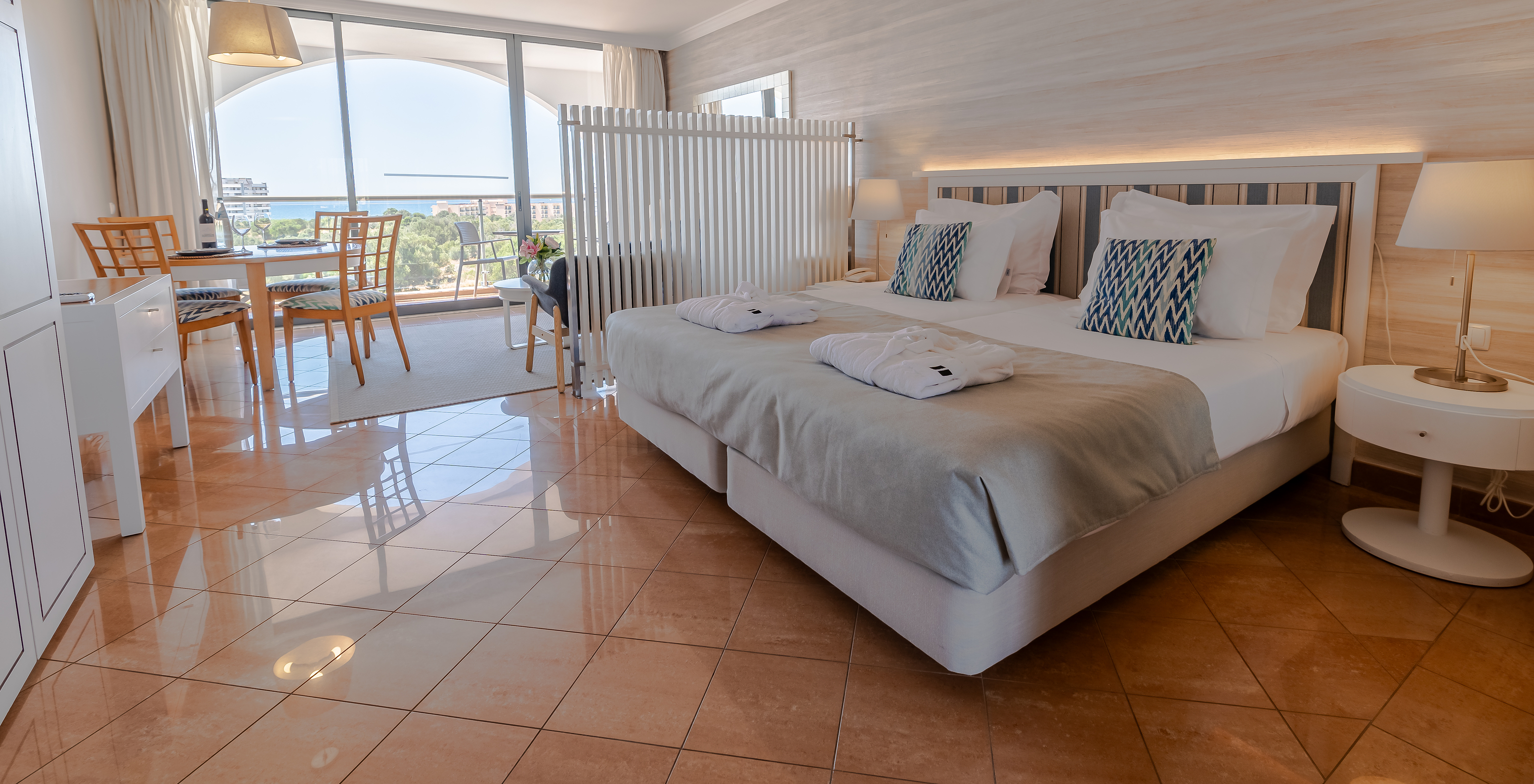 O T0 - Estúdio Premium do Pestana Alvor Park tem uma cama de casal, uma mesa de refeições e varanda