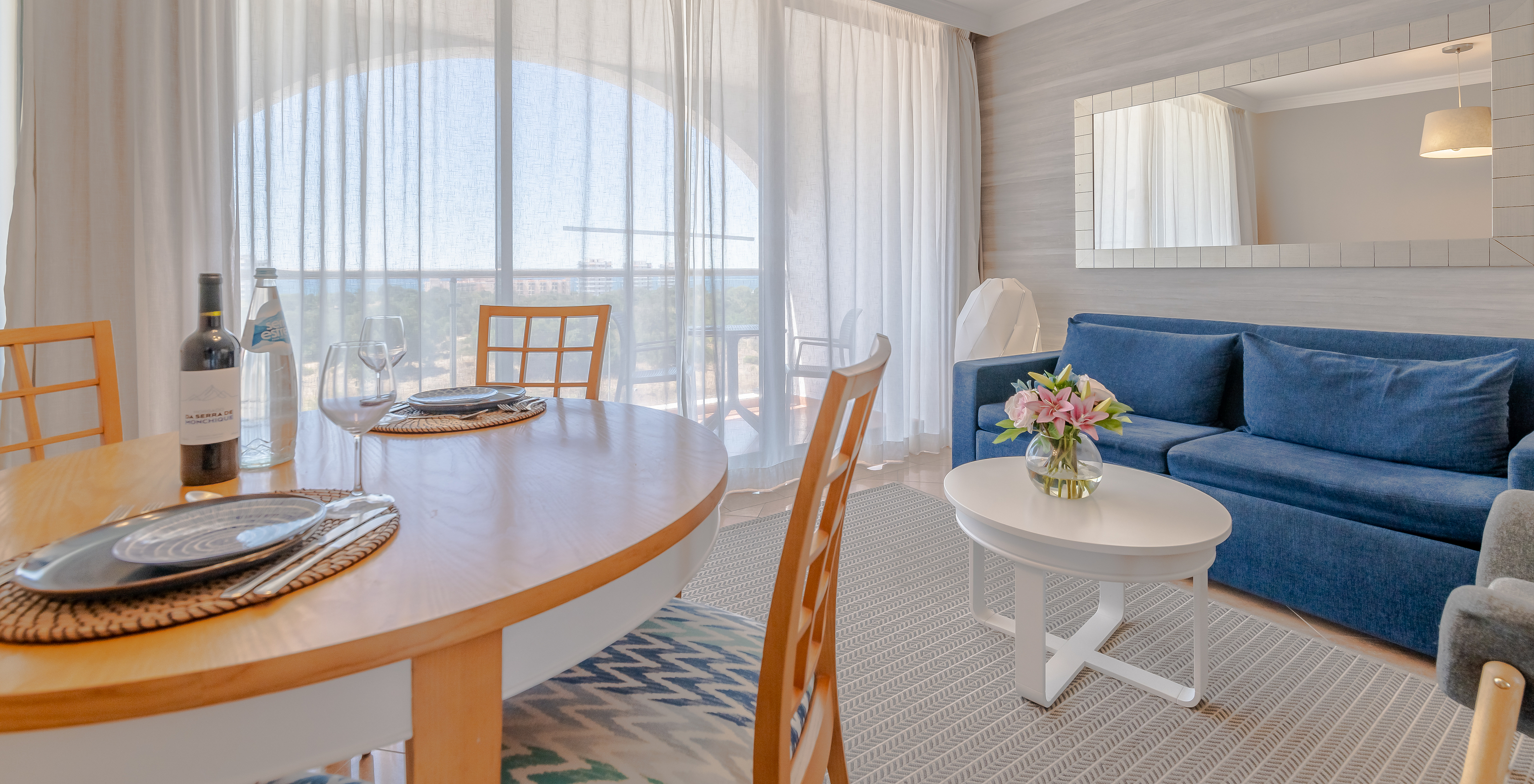 O T0 - Estúdio Premium do Pestana Alvor Park tem uma mesa de refeições, um sofá e uma varanda