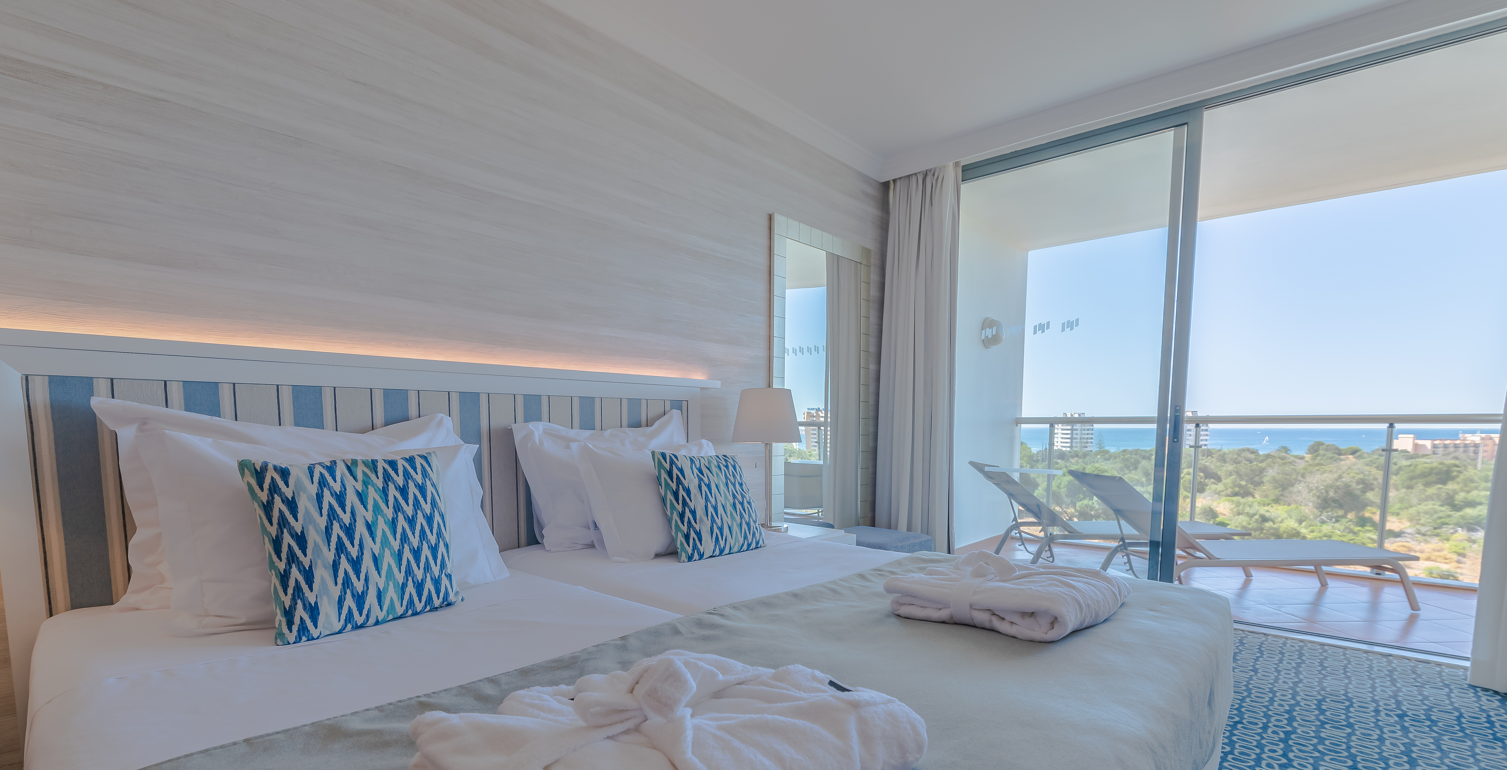 O T1 - com 1 Quarto Superior do Pestana Alvor Park tem duas camas com cabeceira e uma varanda com espreguiçadeiras