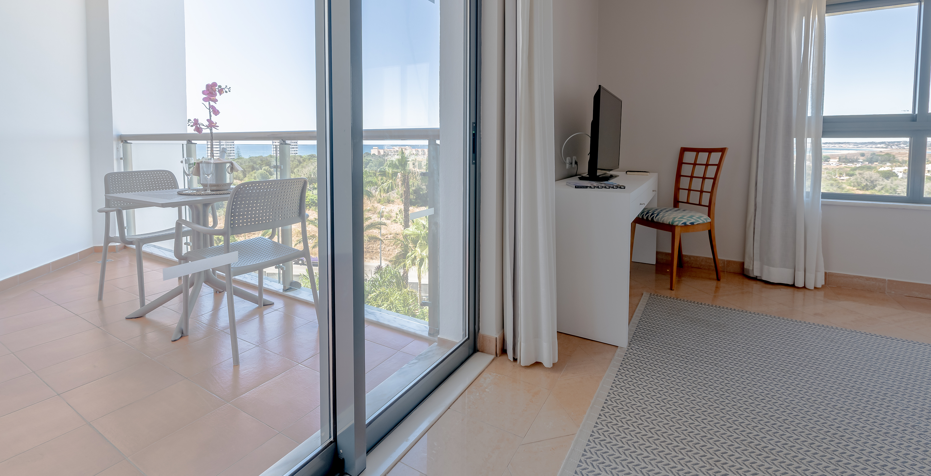 O T0 - Estúdio do Pestana Alvor Park tem varanda com vista jardim e mar no fundo, com mesa e cadeiras