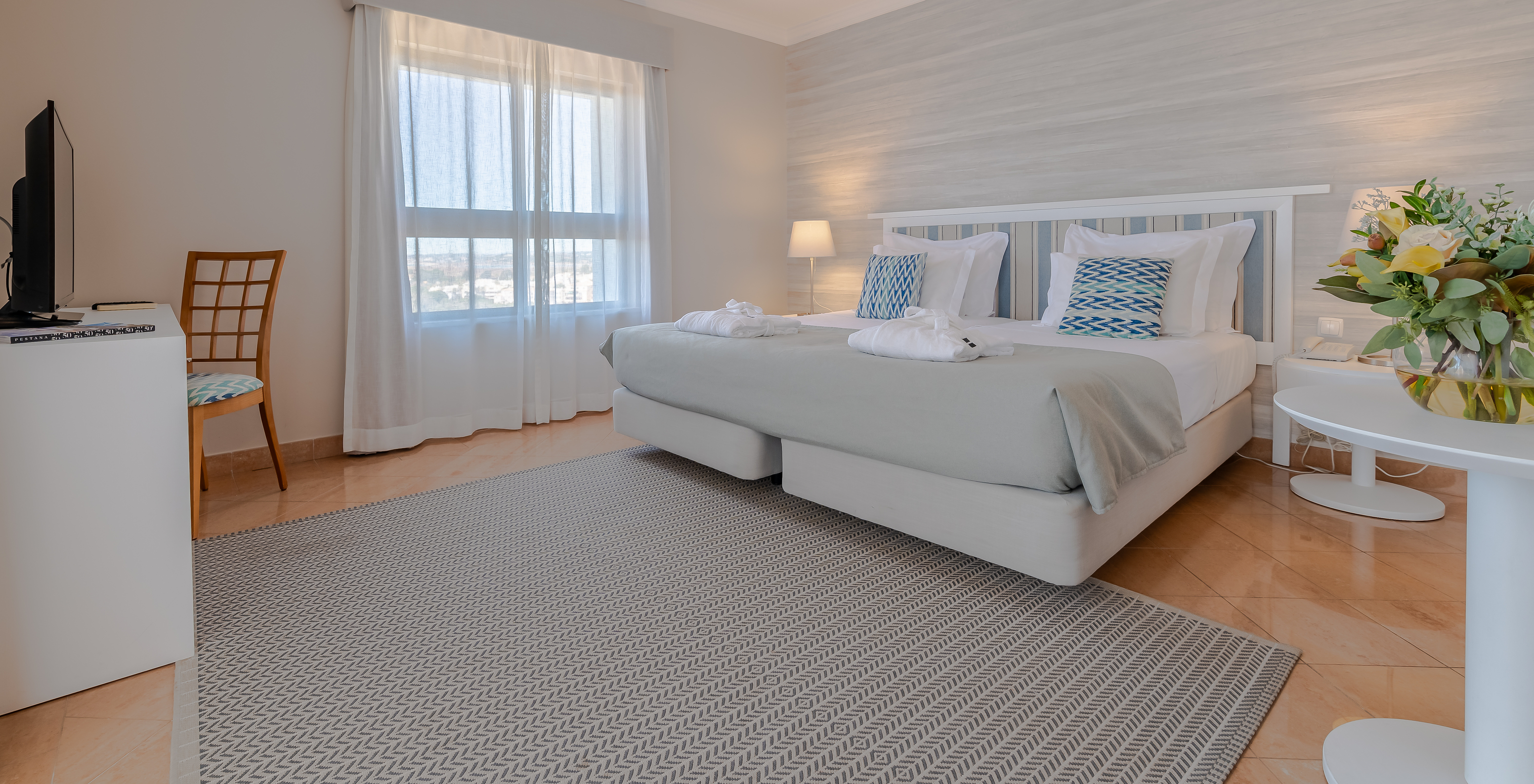 O T0 - Estúdio do Pestana Alvor Park tem uma cama de casal, uma secretária com televisão e um tapete